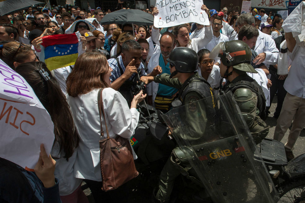 Maduro despliega militares por muertes en marchas