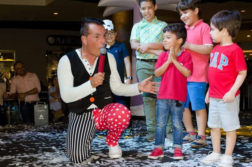 Aunque ya no está en la pantalla, el presentador y comediante se reinventó. A los 60 años incursiona en las redes sociales como tiktoker, es conferencista, humorólogo y empresario. Reveló a Vea detalles de su nueva vida.