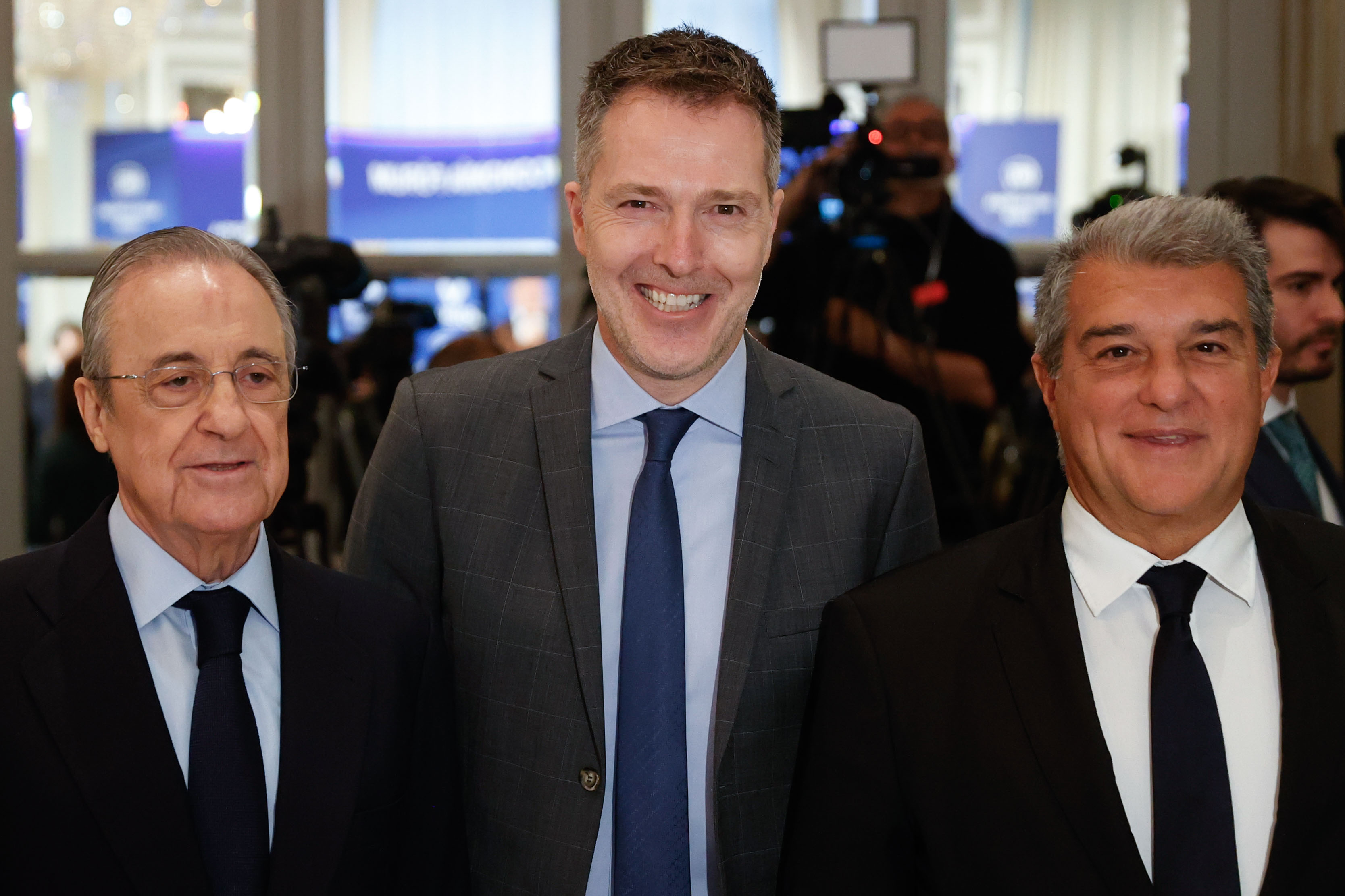 MADRID, 16/12/2022.-  Bernd Reichart (c), CEO de A22 Sports Management, sociedad promotora de la Superliga, que ha intervenido en el Desayuno informativo de Nueva Economía Fórum sobre "La Superliga en el futuro del fútbol europeo", junto al presidente del grupo ACS y del Real Madrid Club de Fútbol, Florentino Pérez (i), el presidente del Fútbol Club Barcelona, Joan Laporta, este viernes en Madrid. EFE/ Mariscal
