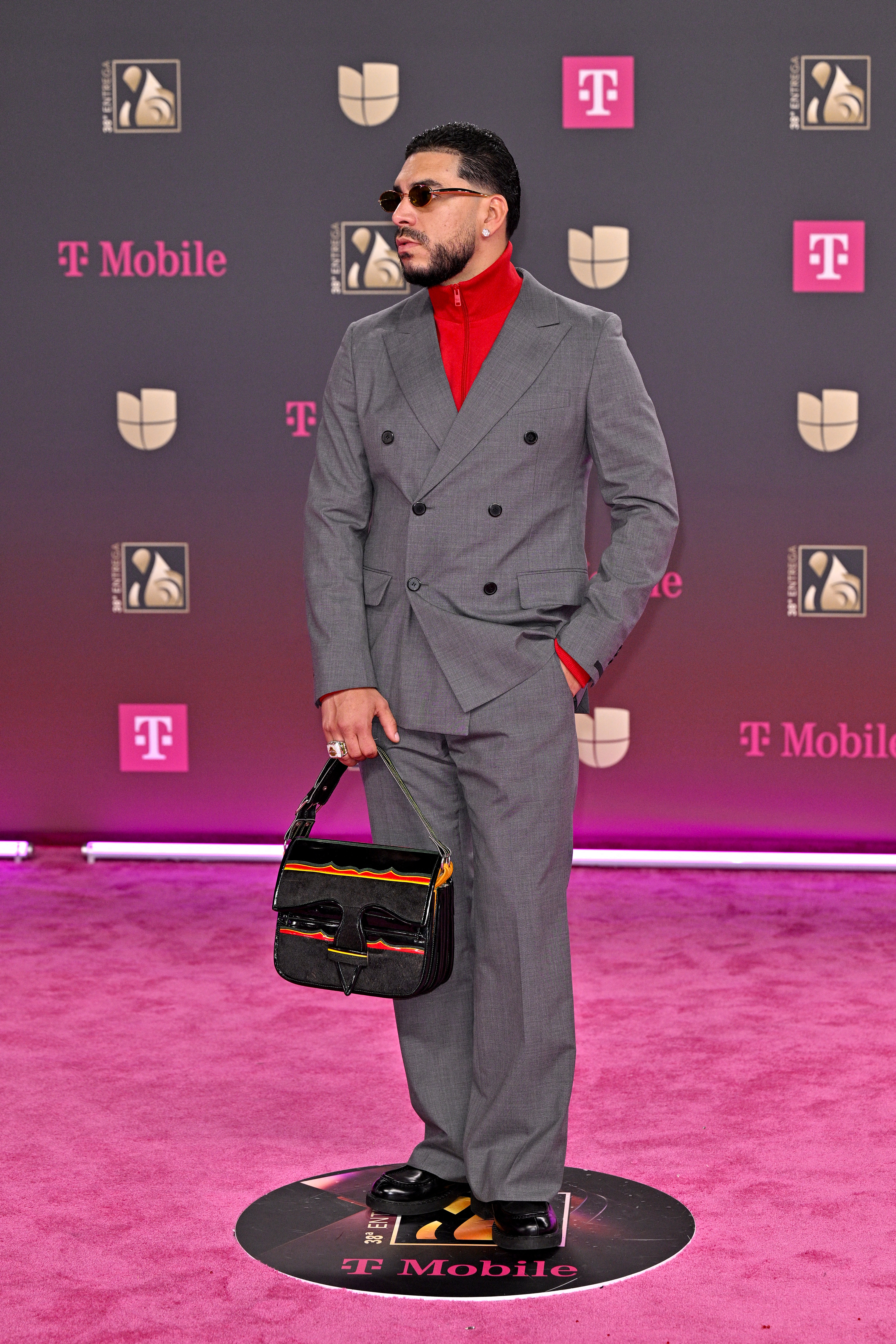 Ryan Castro utilizó un traje gris con una pieza de streetwear roja. /  Ivan Apfel/ Getty Images/ AFP