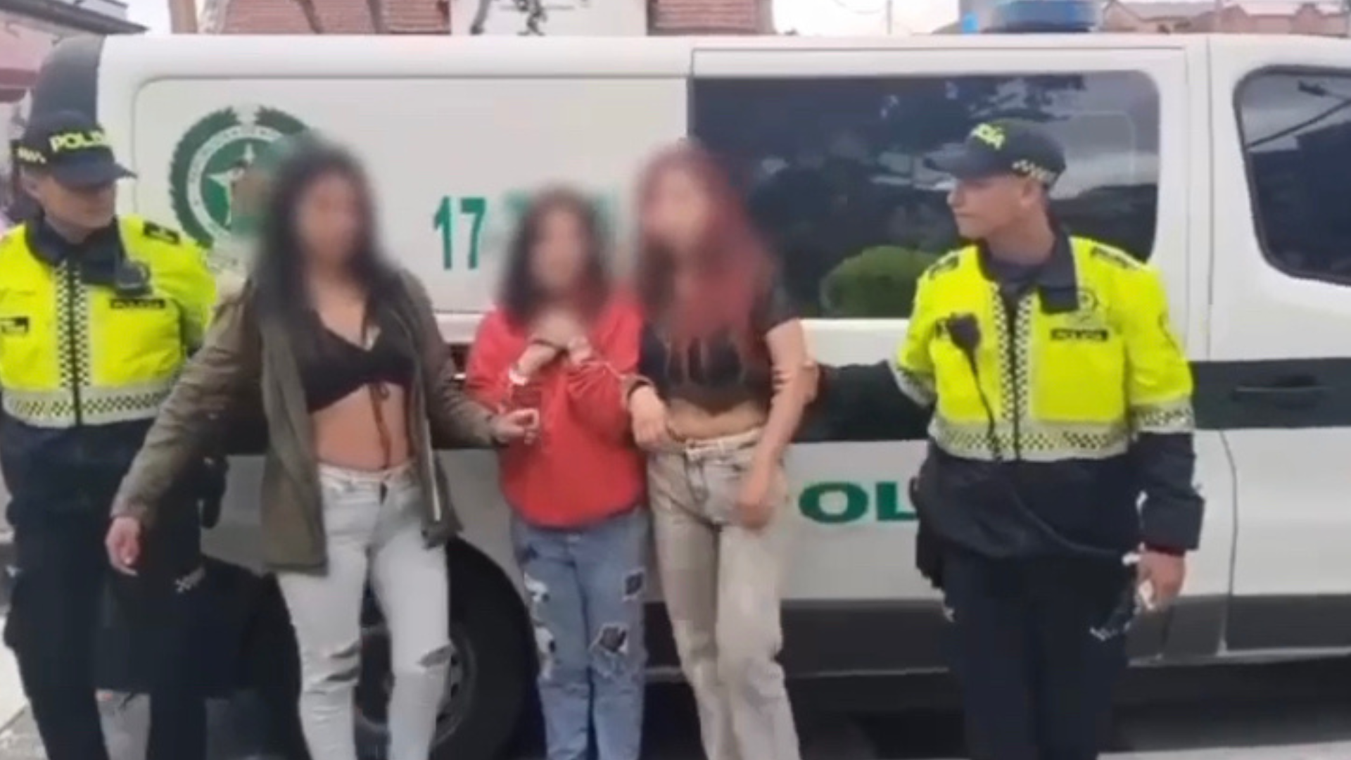 Capturan a tres jóvenes mujeres por hurtar celulares en TM: una tiene antecedentes