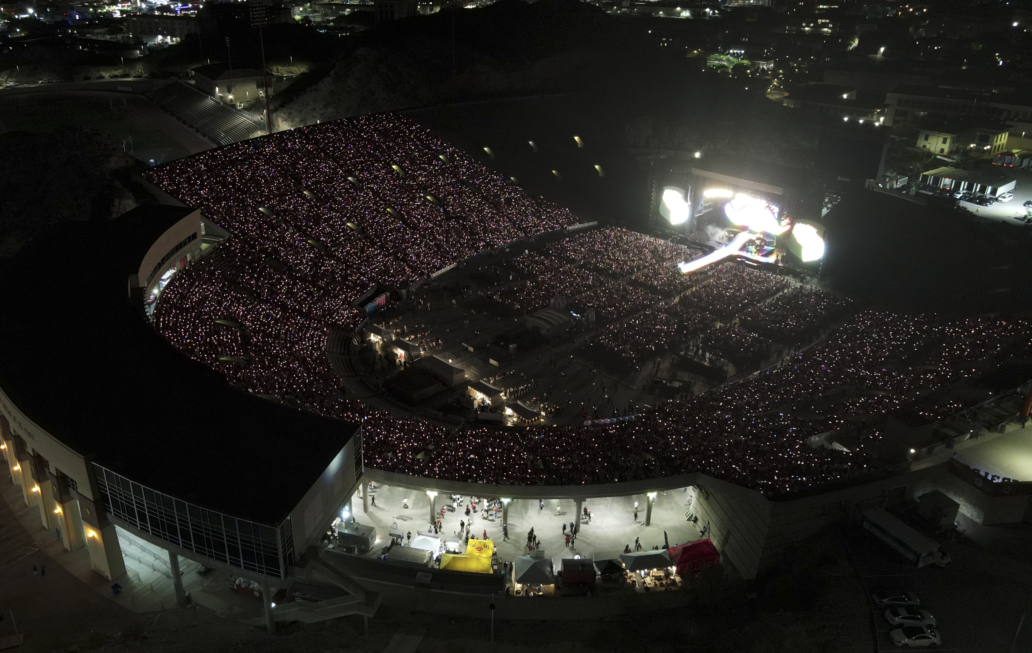 El Paso, TEXAS (ESTADOS UNIDOS) 26 ago (EFE).- El grupo musical mexicano RBD inició este viernes su gira mundial "Soy Rebelde Tour" con un primer concierto en El Paso, Texas, tras 15 años fuera de los escenarios. Considerado uno de los grupos de pop mexicanos más exitosos, nacido a raíz de la adaptación mexicana de la telenovela "Rebelde", RBD ha agotado las entradas de los más de 30 conciertos que tiene programados en Las Vegas, Nueva York o Los Ángeles, y que culminará con un concierto en el Estadio Azteca, en ciudad de México, en diciembre. EFE/César Contreras