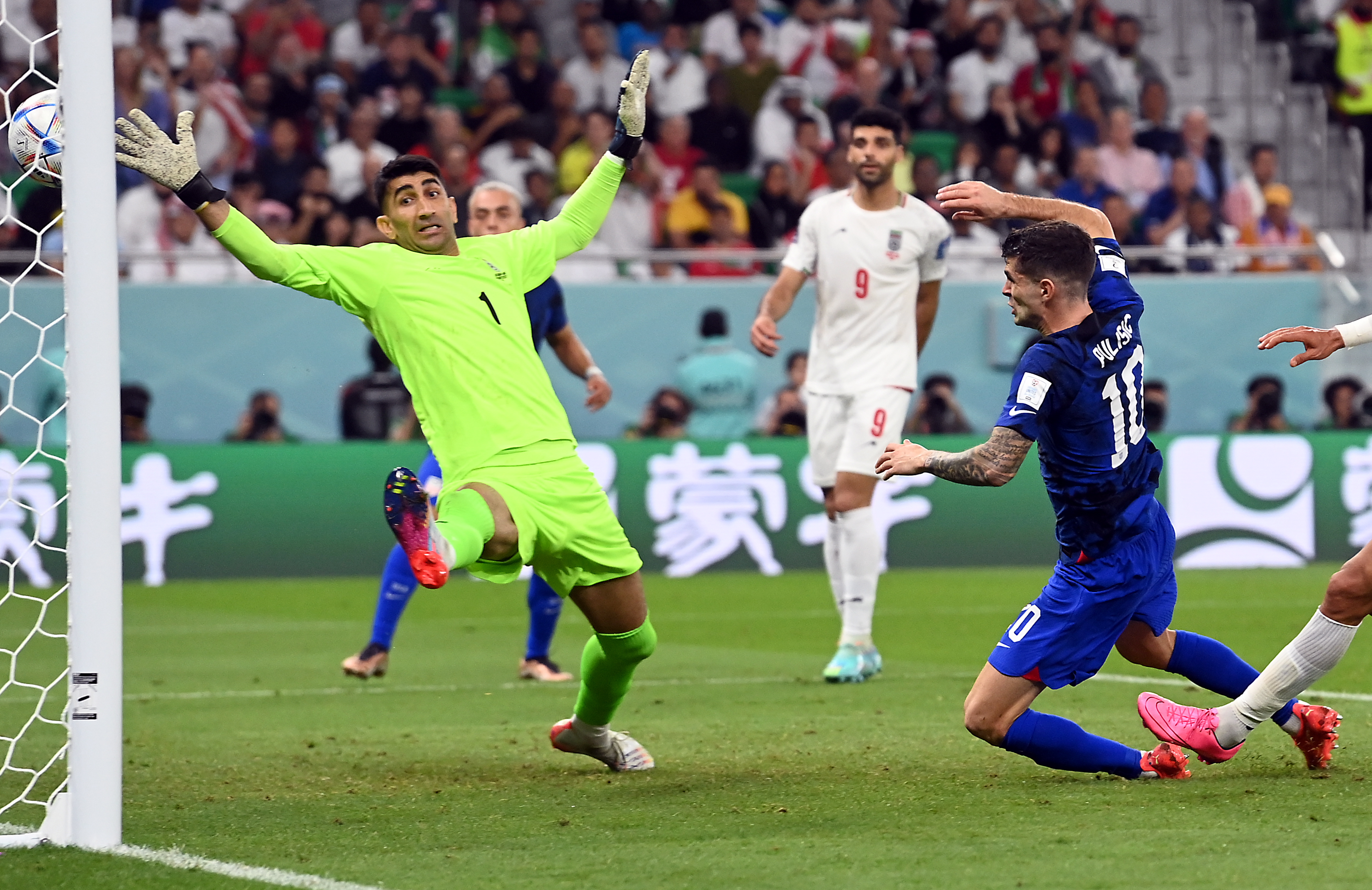 Doha (Qatar), 29/11/2022.- Christian Pulisic of the USA (R) scores the 1-0 during the FIFA World Cup 2022 group B soccer match between Iran and the USA at Al Thumama Stadium in Doha, Qatar, 29 November 2022. (Mundial de Fútbol, Estados Unidos, Catar) EFE/EPA/Neil Hall