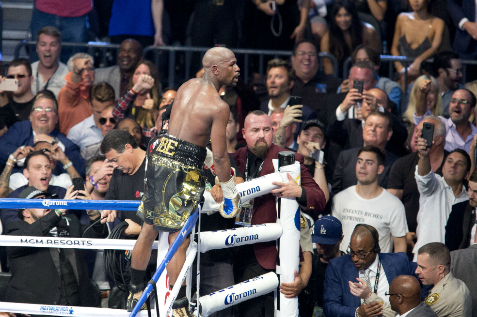 En imágenes: Mayweather se retira tras vencer a McGregor
