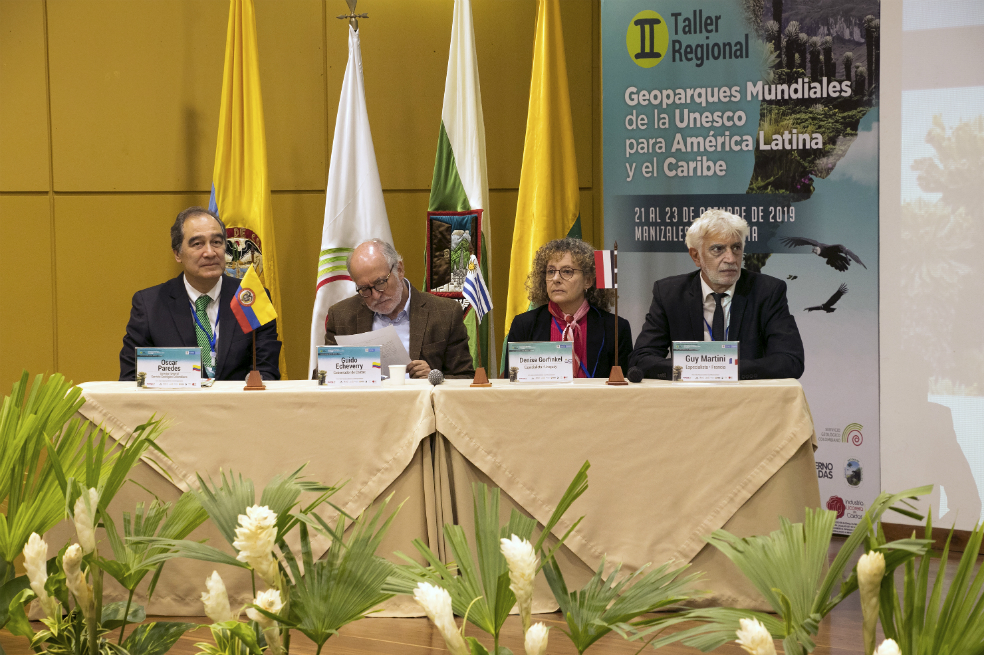 Mesa de inauguración del Segundo Taller RegionalCortesíaLas jornadas del lunes, así como la del martes 22 se desarrollarán en el hotel Recinto del Pensamiento, ubicado en el kilómetro 11 Vía al Magdalena, en las afueras de la capital caldense.