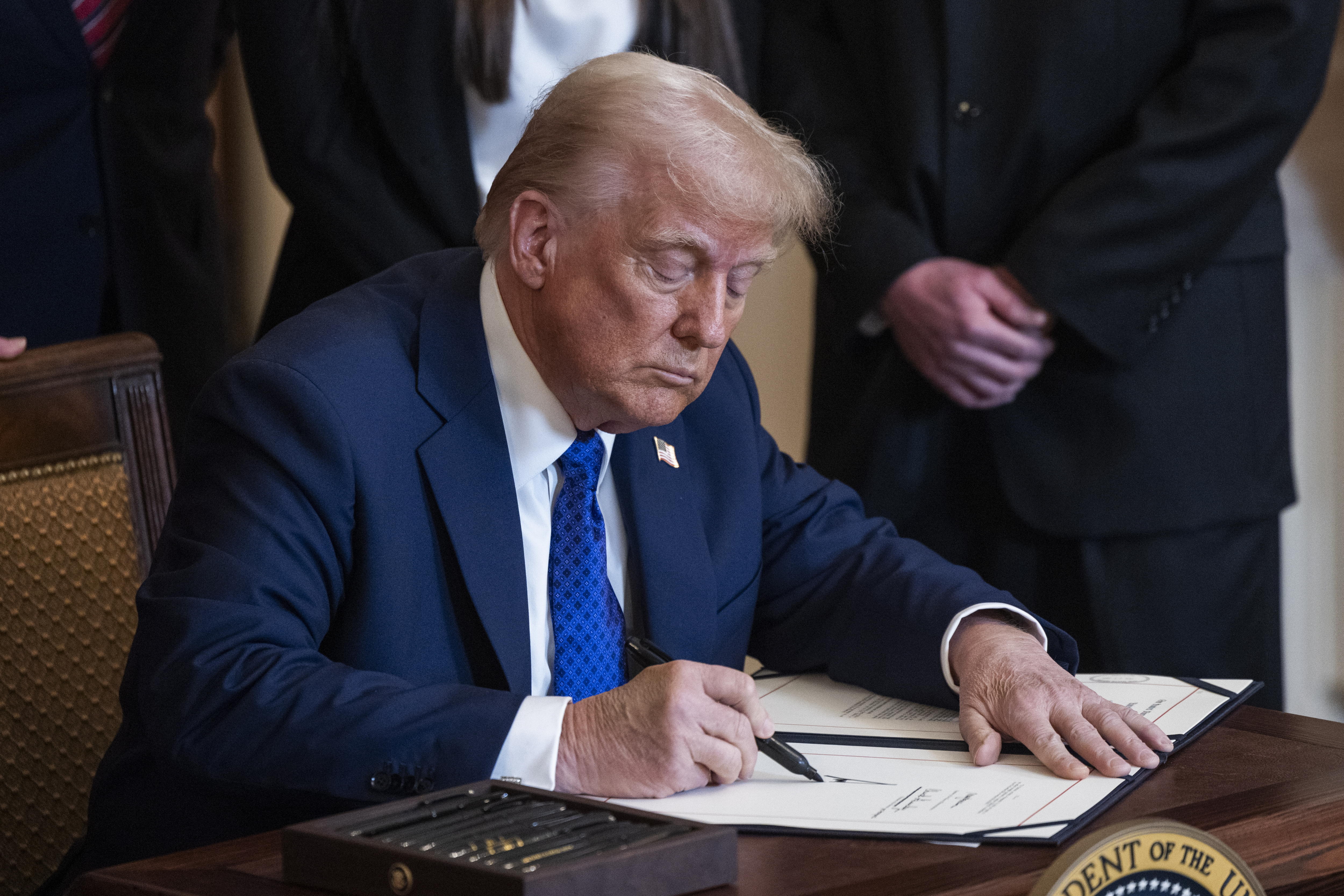 Trump da reversa: Casa Blanca anula decisión de congelar gastos federales
