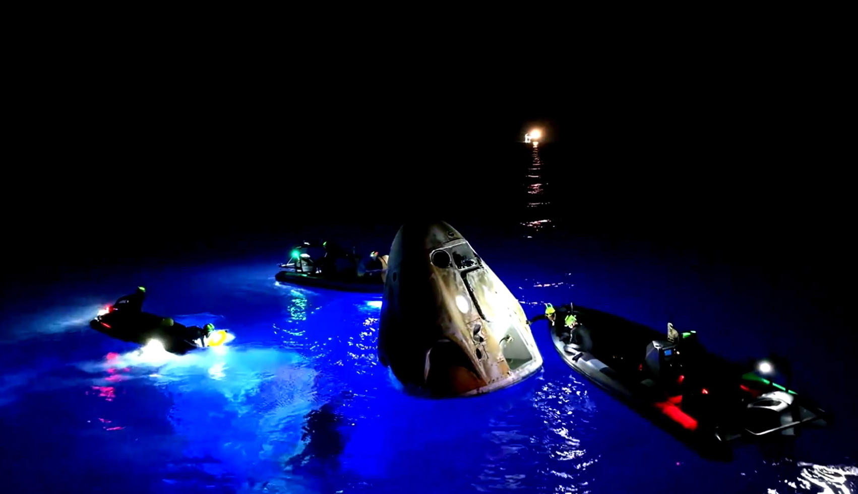 Dry Tortugas (United States), 15/09/2024.- A still image taken from a handout video made available by SpaceX shows the space capsule floating in the Gulf of Mexico near Florida's Dry Tortugas upon returning to Earth with a crew of four, USA, 15 September 2024. SpaceX's Polaris Dawn mission, a four-person private spaceflight - mission commander Jared Isaacman, mission pilot Kidd Poteet, mission specialist Sarah Gillis and mission specialist/medical officer Anna Menon - lifted off from NASA's Kennedy Space Center in Florida, USA on 10 September. The Polaris Dawn crew completed their first commercial spacewalk from a Dragon spacecraft at 738km above Earth's surface on 12 September, SpaceX announced. EFE/EPA/SPACE X HANDOUT -- MANDATORY CREDIT: SPACEX --HANDOUT EDITORIAL USE ONLY/NO SALES
HANDOUT EDITORIAL USE ONLY/NO SALES