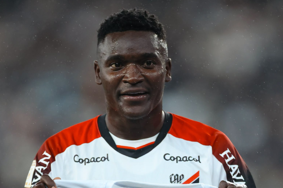 Kevin Viveros no para: marcó dos goles, lidera la artillería y puso tercero a Paranaense
