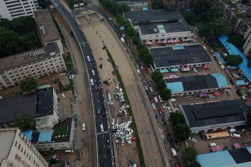 La metrópoli de 10 millones de habitantes sufrió el martes una tormenta devastadora que sumergió a una línea de metro y dejó en la superficie montañas de automóviles apilados, barro y destrucción.