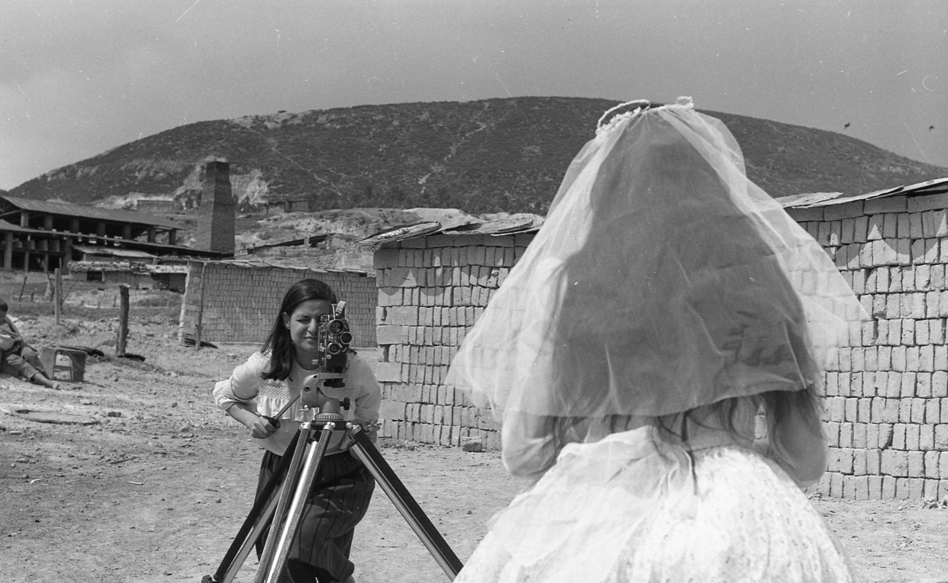 Marta Rodríguez durante la grabación de una escena de la película "Chircales", en el sur de Bogotá.