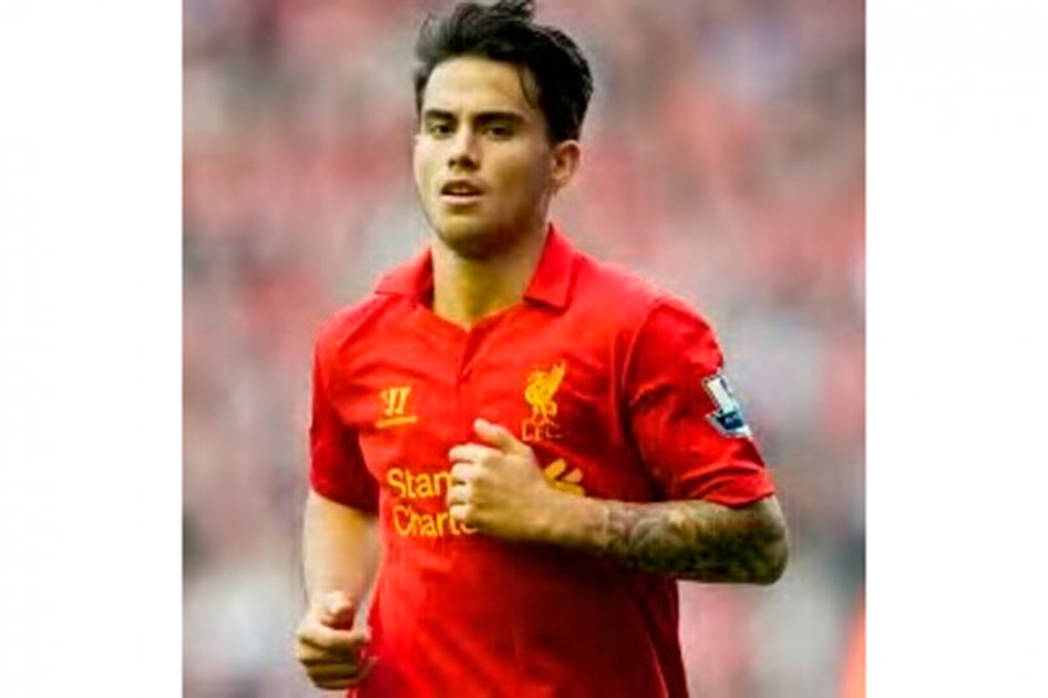 Por llamar gay a un compañero, sancionan a futbolista del Liverpool