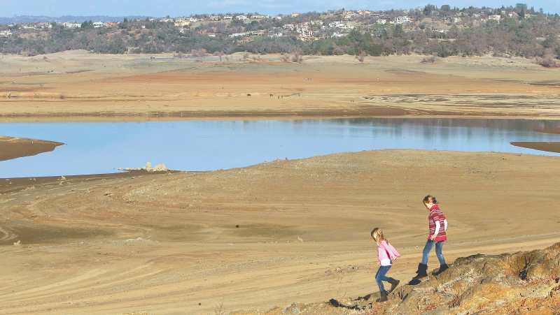 Niños juegan en lo que normalmente sería el Lago Folsom en California, que vivió una sequía que duró cinco años. / Rich Pedroncelli - AP