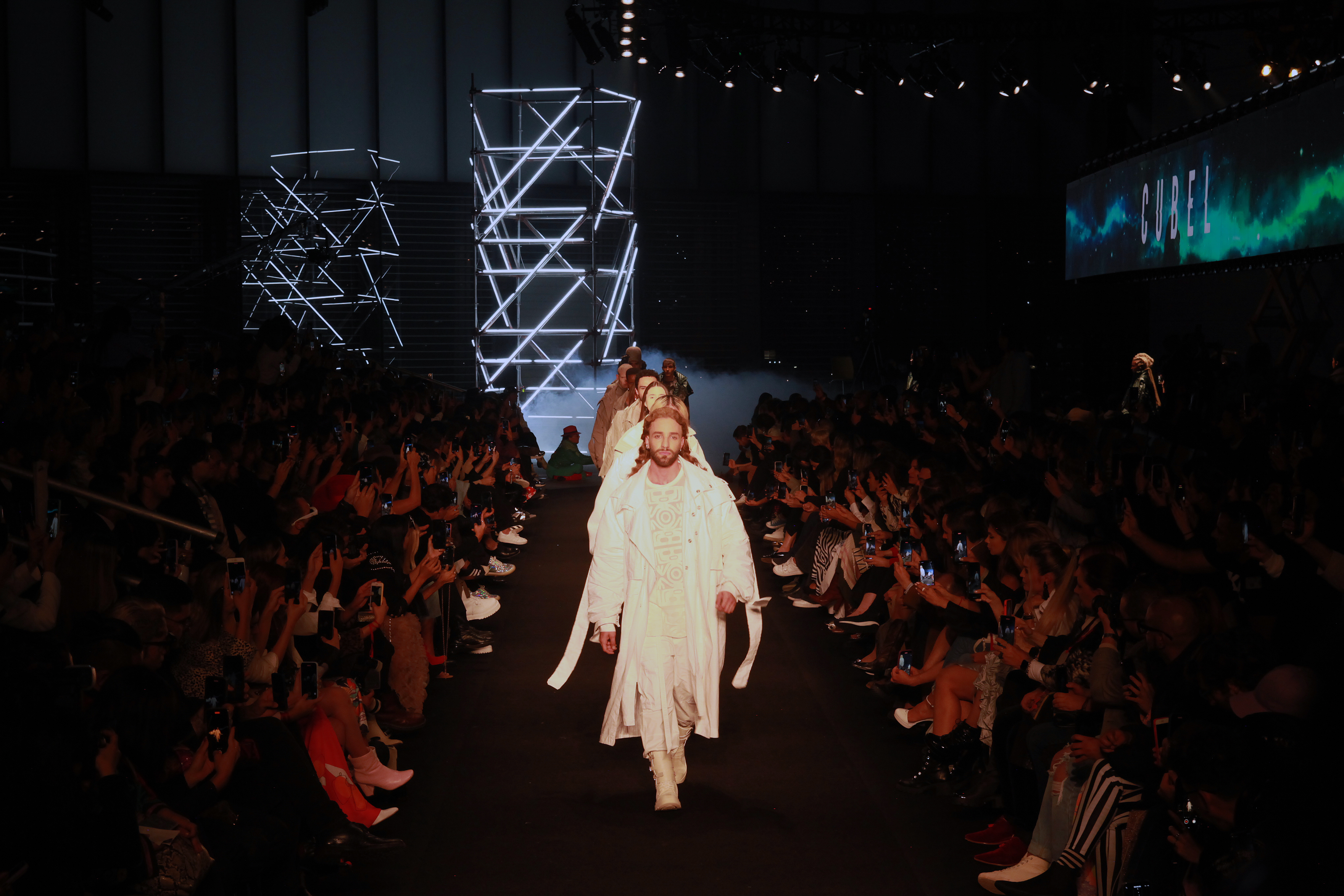 la apertura del Bogota Fashion Week inicio en bogota en el centro de convenciones Agora Bogota este 19 de mayo con tres desfiles y la presencia de la reconocido diseñador cubel palkalaw.