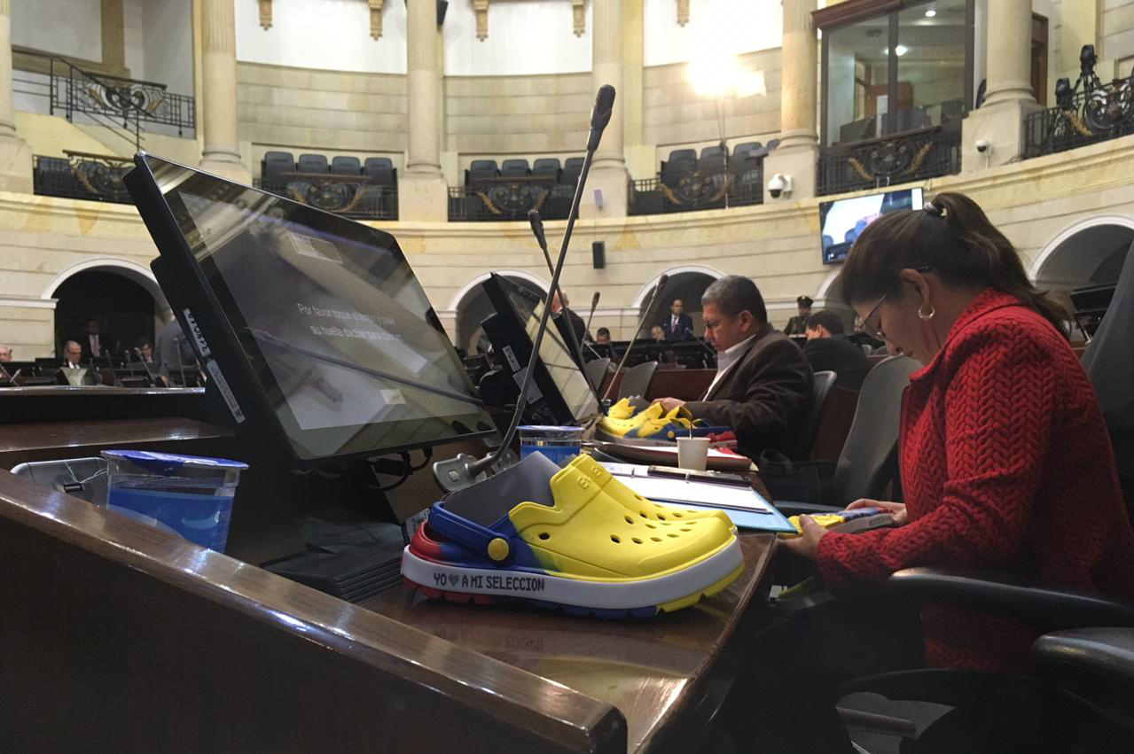 ¿Por qué aparecieron zapatos Evacol en los puestos de los senadores?
