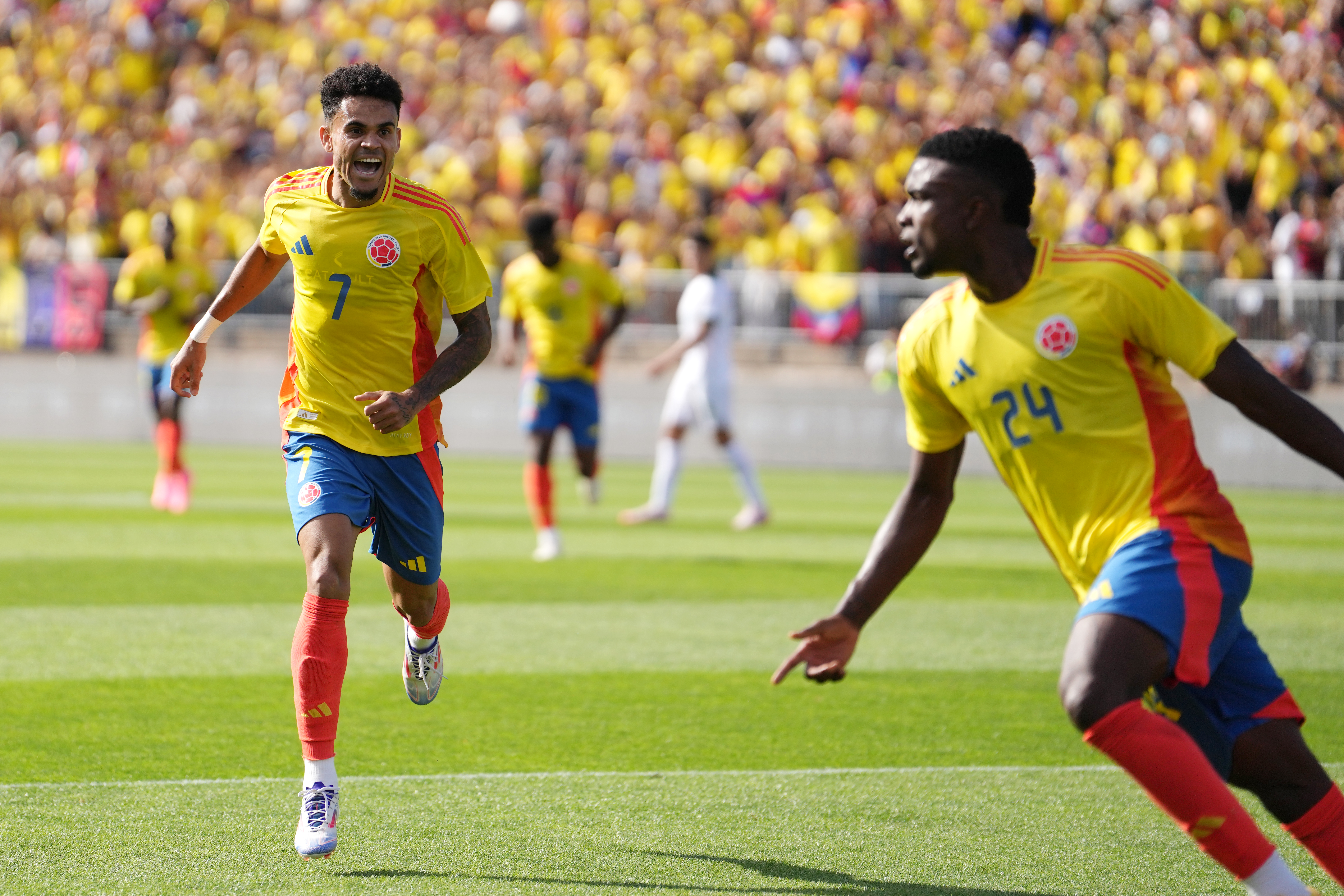 . EAST HEATFORD (ESTADOS UNIDOS), 15/06/2024.- Luis Díaz (i) y Jhon Córdoba (d) de Colombia celebran un gol ante Bolivia este sábado, en un partido amistoso internacional entre las selecciones de Colombia y Bolivia en el estadio Rentschler Field en East Heatford (EEUU). EFE/Joe Buglewicz