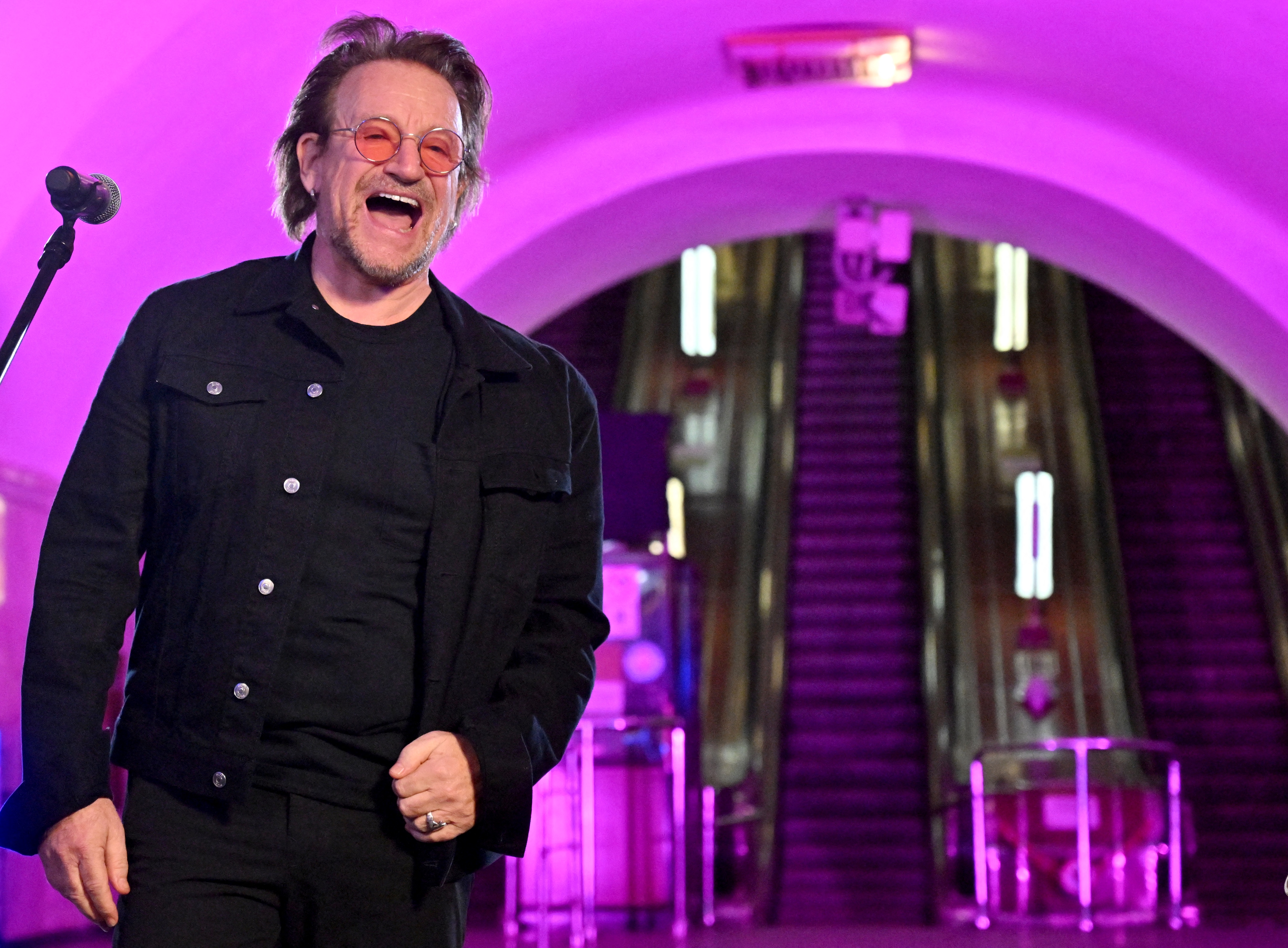 Ucrania: Cantante de U2 da concierto en el metro de Kiev