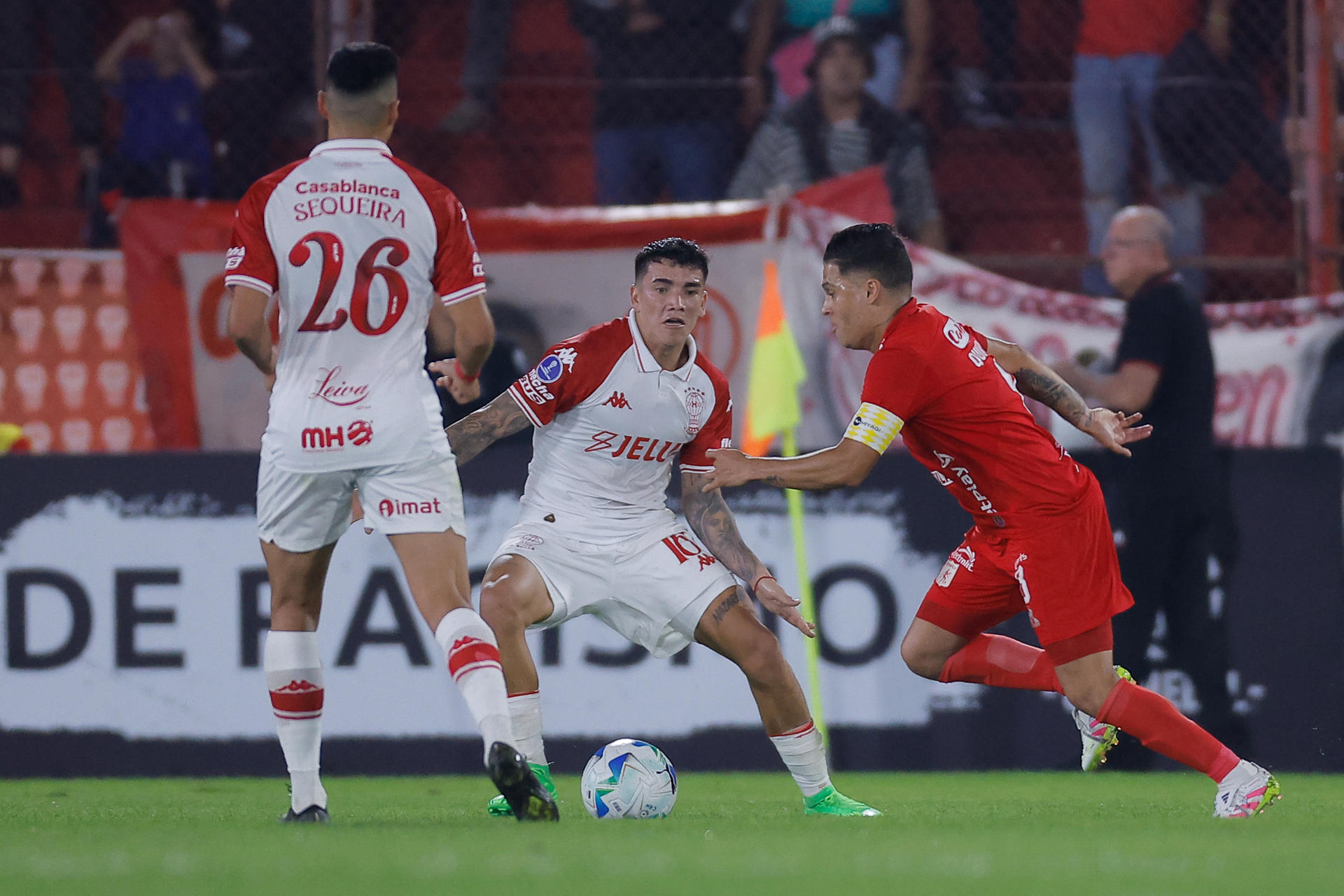 AMDEP5614. BUENOS AIRES (ARGENTINA), 23/04/2025.- Rodrigo Cabral (c) de Huracán disputa el balón con Juan Fernando Quintero de América este miércoles, en un partido de la fase de grupos de la Copa Sudamericana entre Huracán y América de Cali en el estadio Tomás A. Ducó en Buenos Aires (Argentina). EFE/ Juan Ignacio Roncoroni