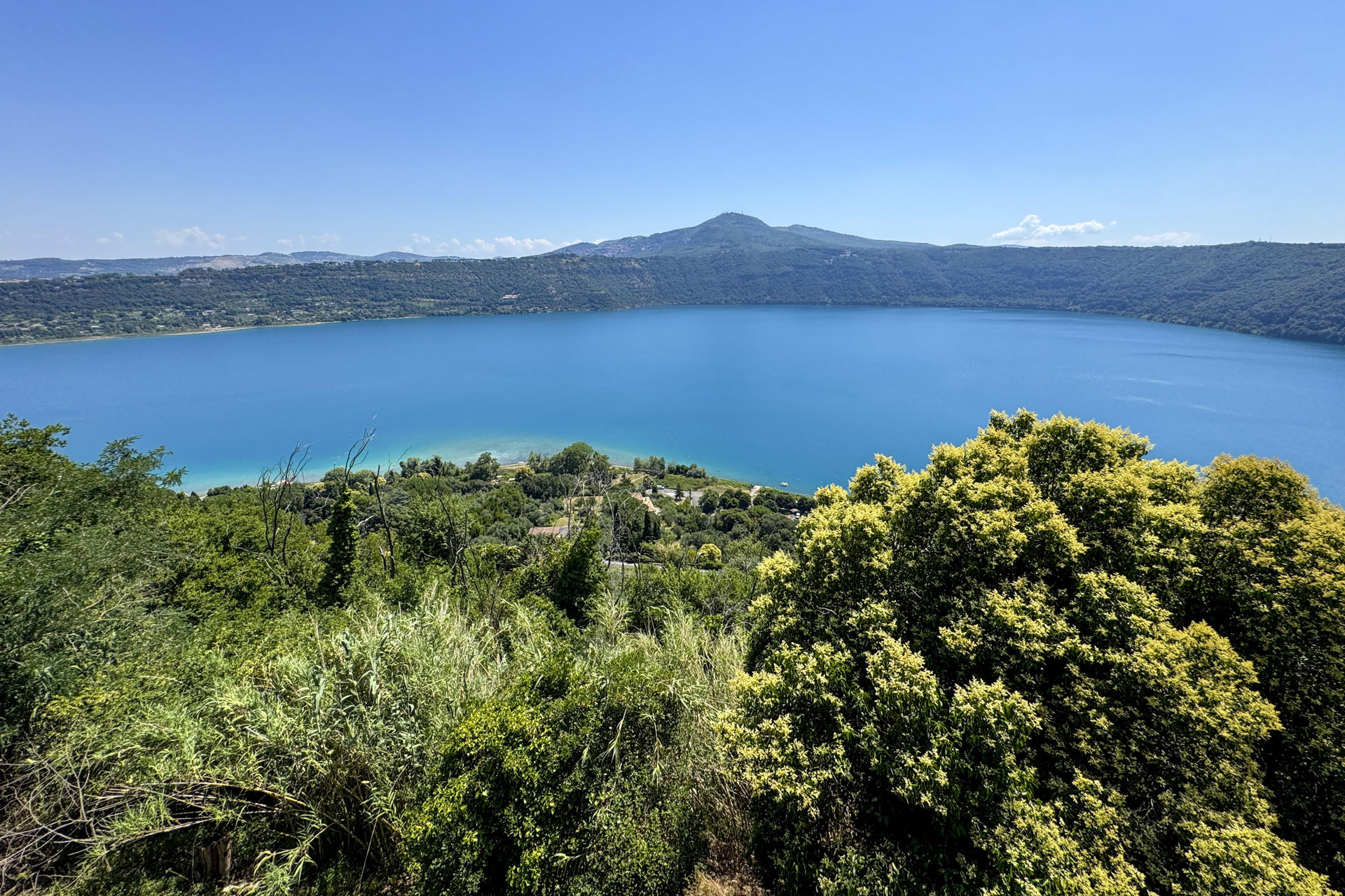 CASTEL GANDOLFO (ITALIA), 02/07/2025.-En las afueras de Roma, a orillas de un lago volcánico, se encuentra Castel Gandolfo, tradicional meta estival de los papas que ahora acoge con entusiasmo a León XIV, quien ha reanudado esta costumbre vacacional tras casi 13 años de ausencia de Francisco.-EFE/ Gonzalo Sánchez
