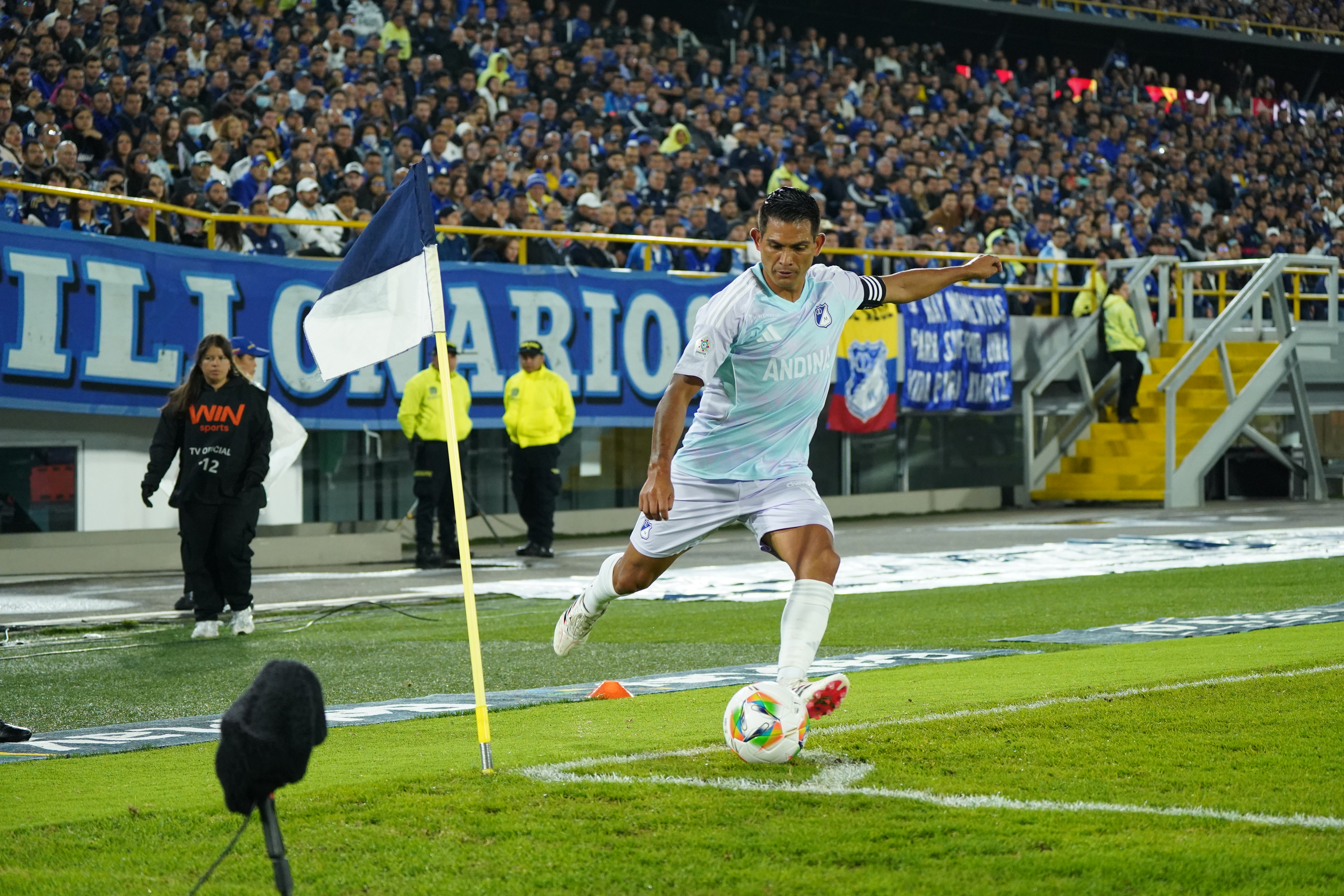 David Mackalister Silva, ídolo de Millonarios, en el estadio Nemesio Camacho El Campín por Liga Betplay.