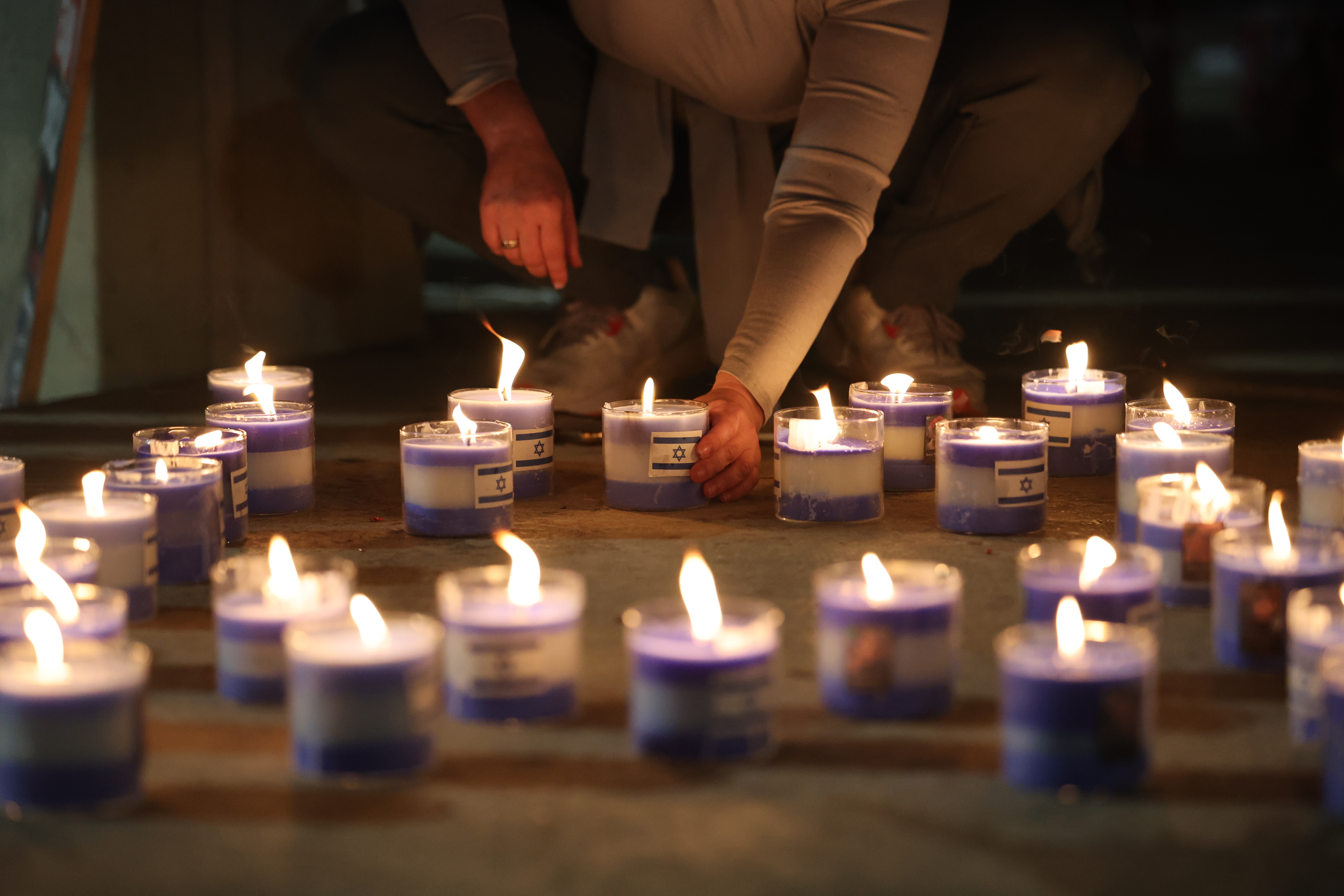 Tel Aviv (Israel), 21/11/2023.- People light candles at the family hostages plaza at Tel Aviv museum in Tel Aviv, Israel, 21 November 2023. Israeli Prime Minister Benjamin Netanyahu will convene his war cabinet this evening to approve a deal for the release of hostages. According to the Israeli army 236 Israelis including 40 children are held in captivity in Gaza. More than 12,500 Palestinians and at least 1,200 Israelis have been killed, according to the Israel Defense Forces (IDF) and the Palestinian health authority, since Hamas militants launched an attack against Israel from the Gaza Strip on 07 October, and the Israeli operations in Gaza and the West Bank which followed it. EFE/EPA/ABIR SULTAN