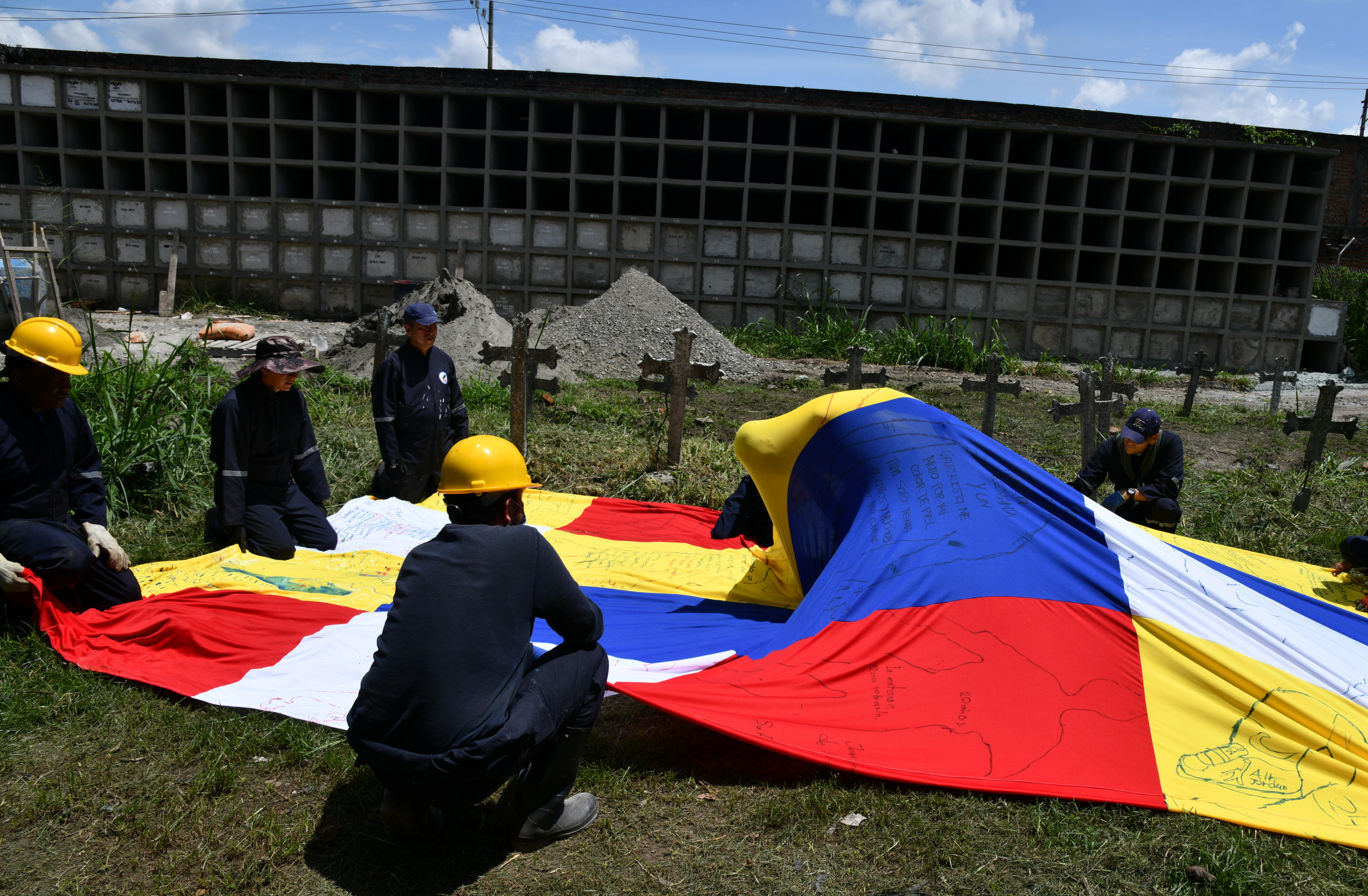 Los 720 osarios que ex-FARC y Fuerza Pública construyeron en Palmira para desaparecidos