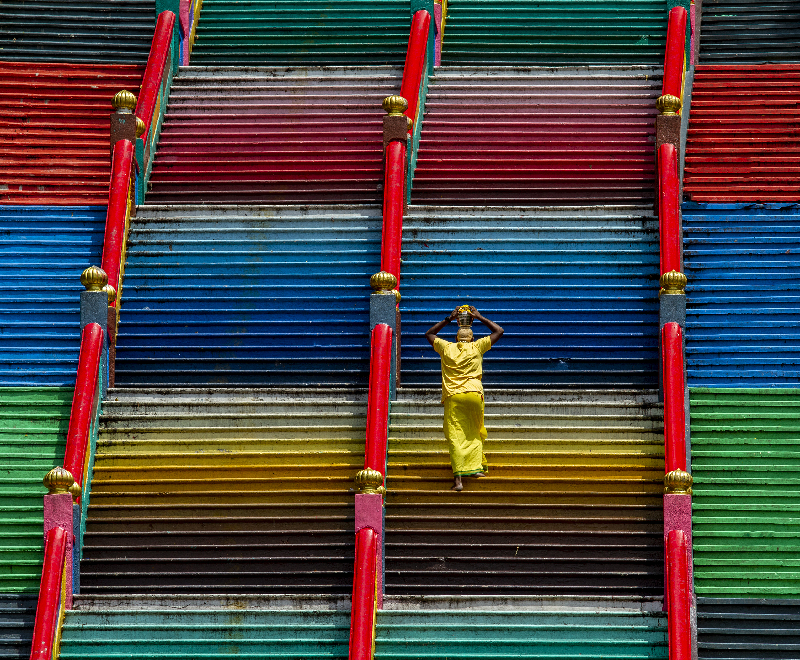 Las Batu Caves son uno de los principales centros de peregrinación hindú del país y reciben a miles de fieles durante la celebración de Thaipusam.