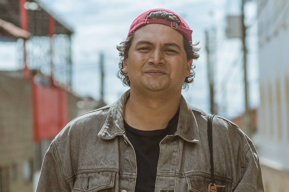 Andrés Castañeda: “Los colombianos solemos reírnos de nuestras desgracias”