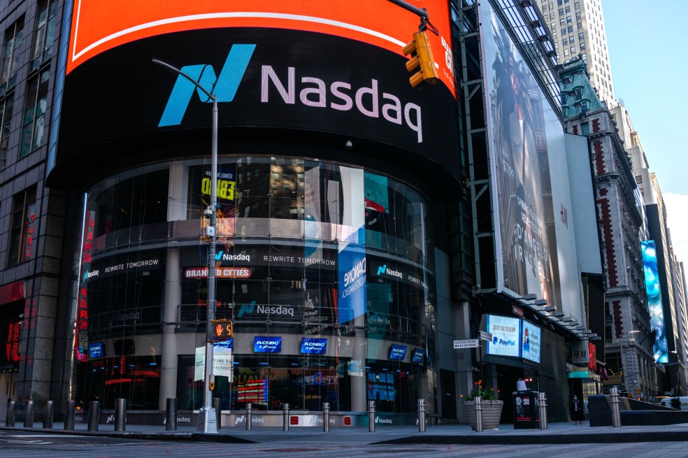 Por primera vez, índice Nasdaq cierra por encima de los 10.000 puntos