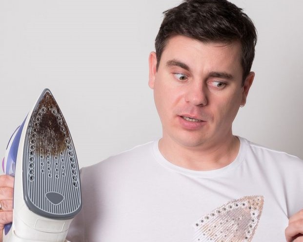Para quitar las manchas de quemaduras de la ropa, es muy importante actuar lo más antes posible para evitar las marcas permanentes en tus prendas y puedas seguir usándolas sin tener que tirarlas.