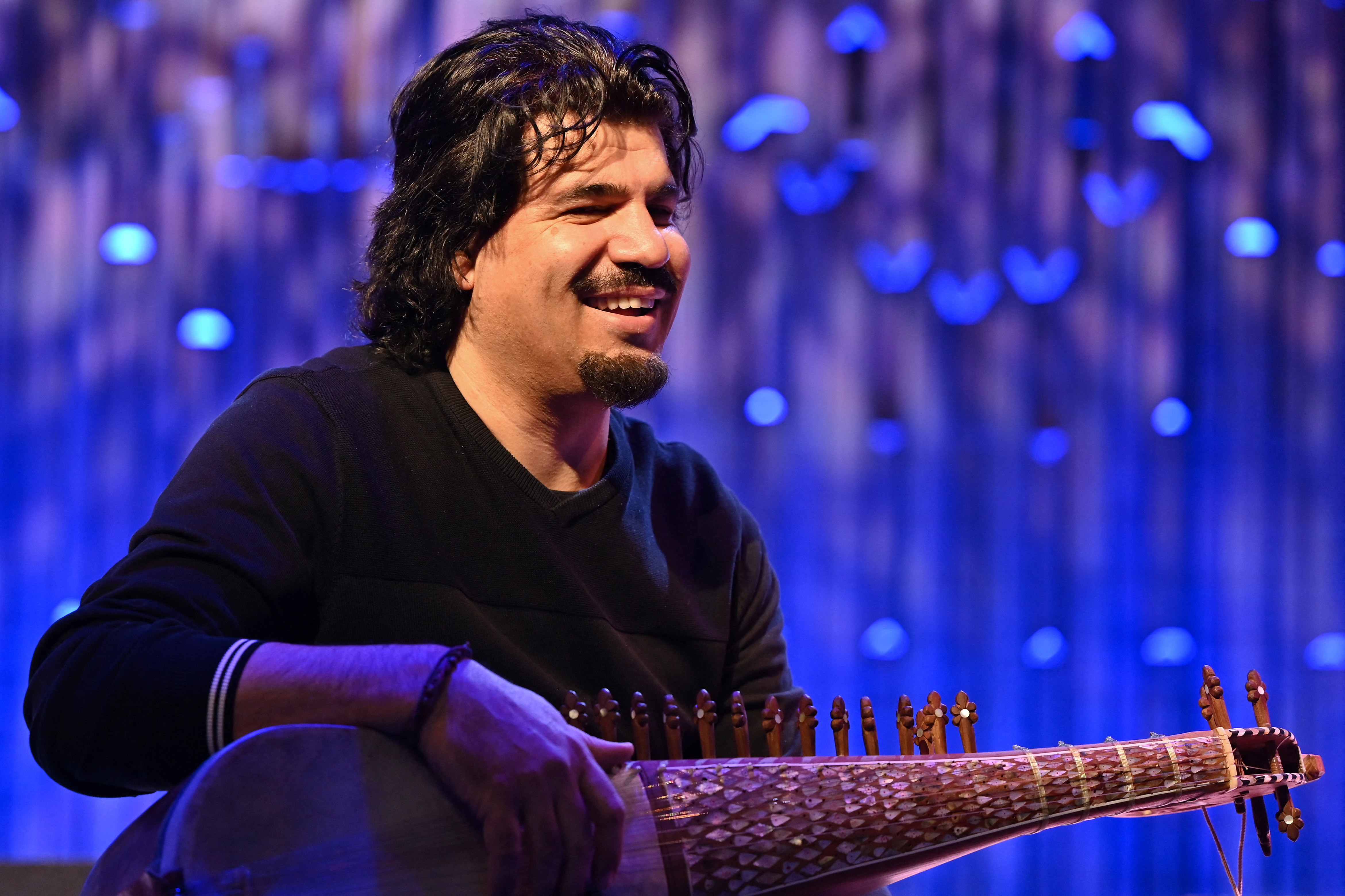 Un virtuoso mantiene con vida la música afgana lejos de los talibanes