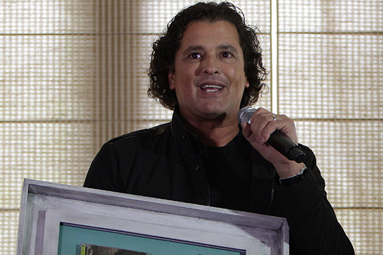 BOG14. BOGOTÁ (COLOMBIA), 20/08/2013.- El cantante colombiano Carlos Vives hablan ante medios de comunicación hoy, martes 20 de agosto de 2013, en Bogotá (Colombia). Vives presentó hoy el vídeo "Bailar Contigo", que forma parte de su álbum "Corazón Profundo", con el que el programa Marca País Colombia y el Ministerio de Turismo promoverán algunos de los pueblos patrimonio de esta nación andina en el exterior. EFE/MAURICIO DUEÑAS CASTAÑEDA