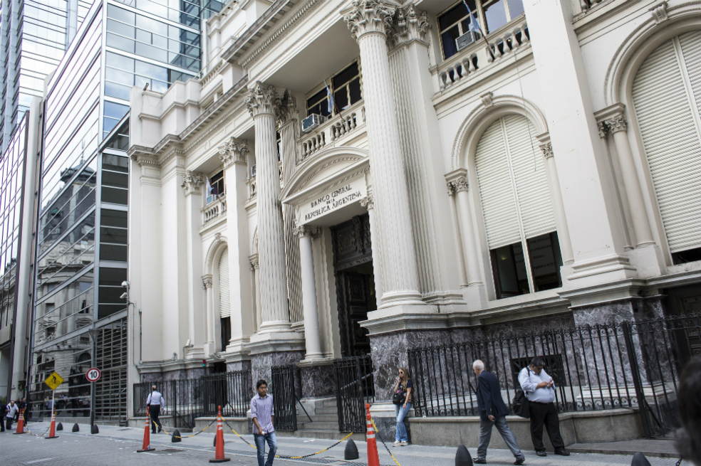 Peso argentino perdió 6,99% y cerró en 34,48 por dólar pese a apoyo del FMI
