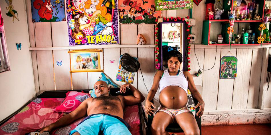 Yorfalis, exguerrillera de las Farc, decidió quedar en embarazo luego de la firma de los acuerdos de paz.Catalina Martin-Chico / ReutersOtra de las imágenes nominadas, "Niña llorando en la frontera", retrata el llanto en la oscuridad de Yana, de menos de dos años de edad, mientras su madre es registrada por un guardia de la patrulla fronteriza que las acaba de detener.