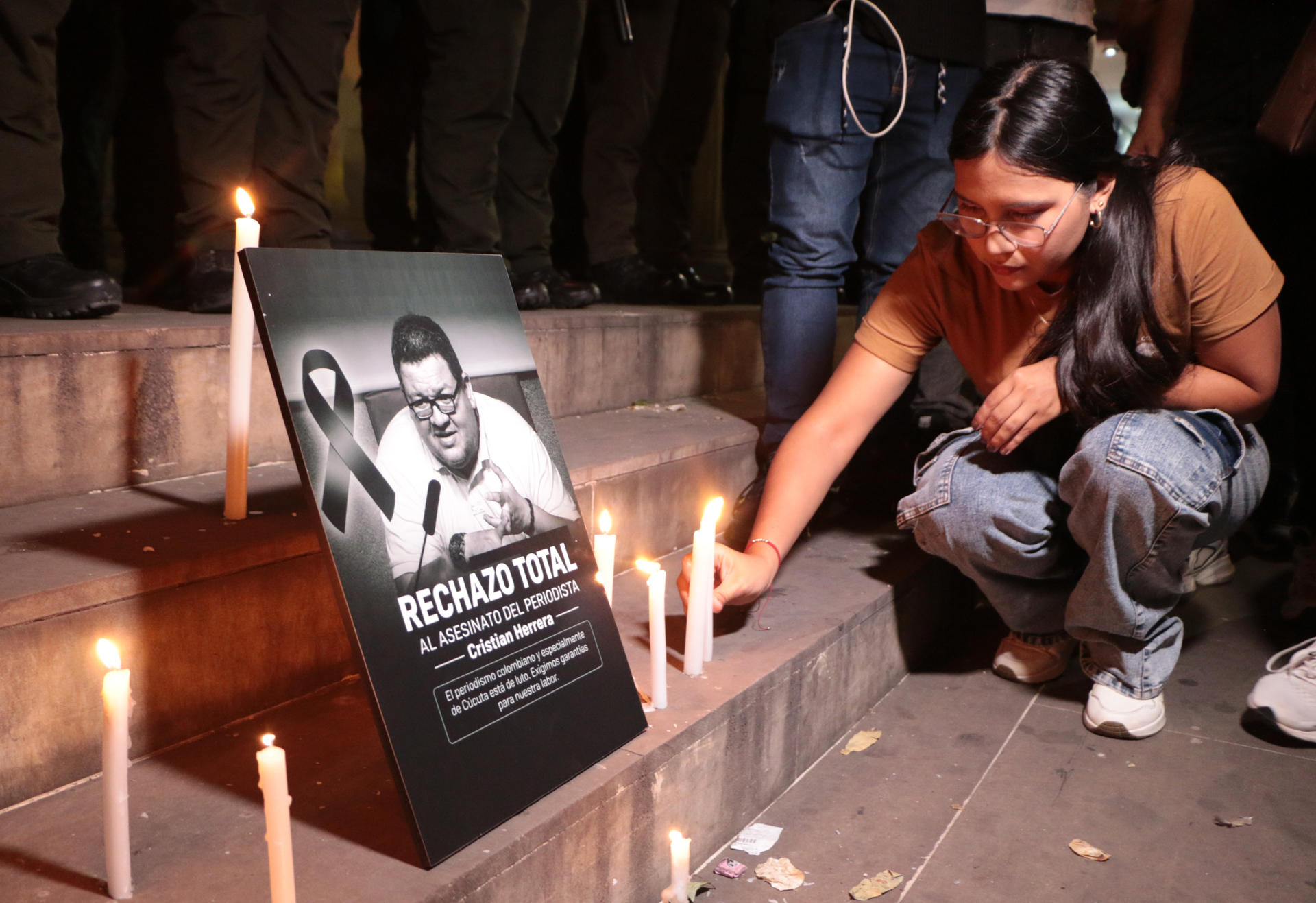 AME9239. CÚCUTA (COLOMBIA), 06/06/2026.- Una mujer participa en una velatón en homenaje al periodista colombiano Cristian Herrera asesinado este sábado, en Cúcuta (Colombia). La Oficina en Colombia del Alto Comisionado de Naciones Unidas para los Derechos Humanos, la Fundación para la Libertad de Prensa (FLIP) y otras organizaciones condenaron el asesinato Herrera. EFE/ Mario Caicedo