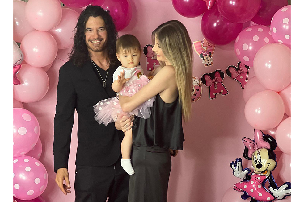 El actor cubano y Broni, su pareja, celebraron el primer año de su hija Briana.