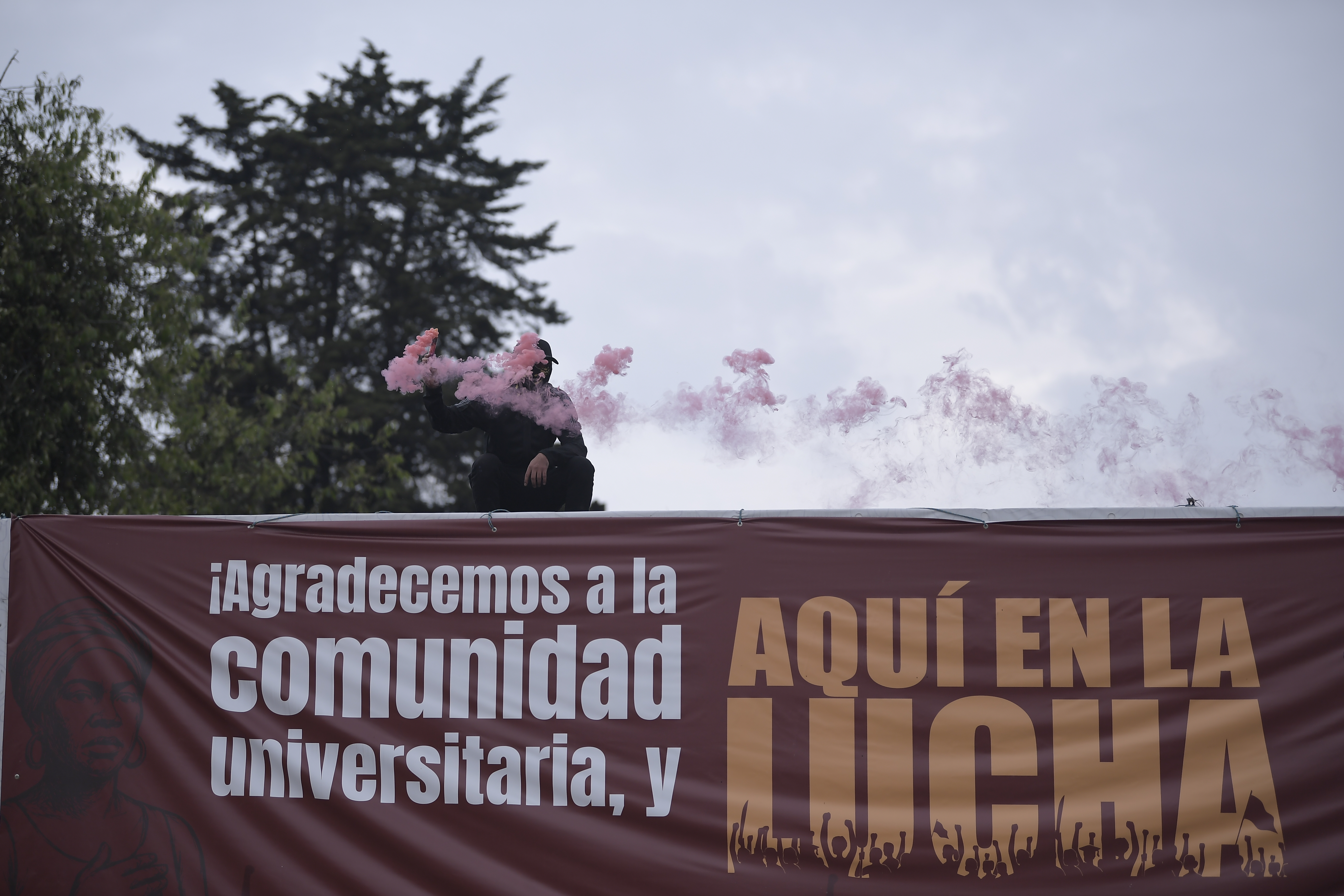 Este lunes 24 de noviembre, el Consejo Superior Universitario de la Universidad Nacional llevó a cabo una sesión extraordinaria para definir el futuro de su rectoría. A las afueras de la institución, la comunidad educativa realizó un plantón, a la espera de las decisiones del órgano, luego de que el Consejo de Estado declarara nula la designación de Leopoldo Múnera.