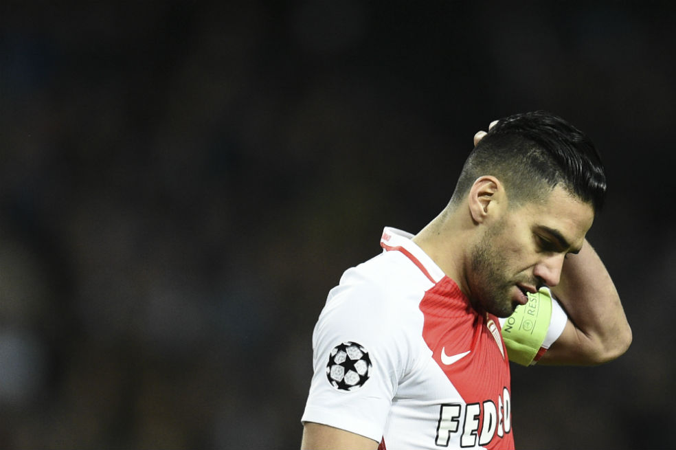 Se encienden las alarmas: Falcao salió lesionado ante el Lyon