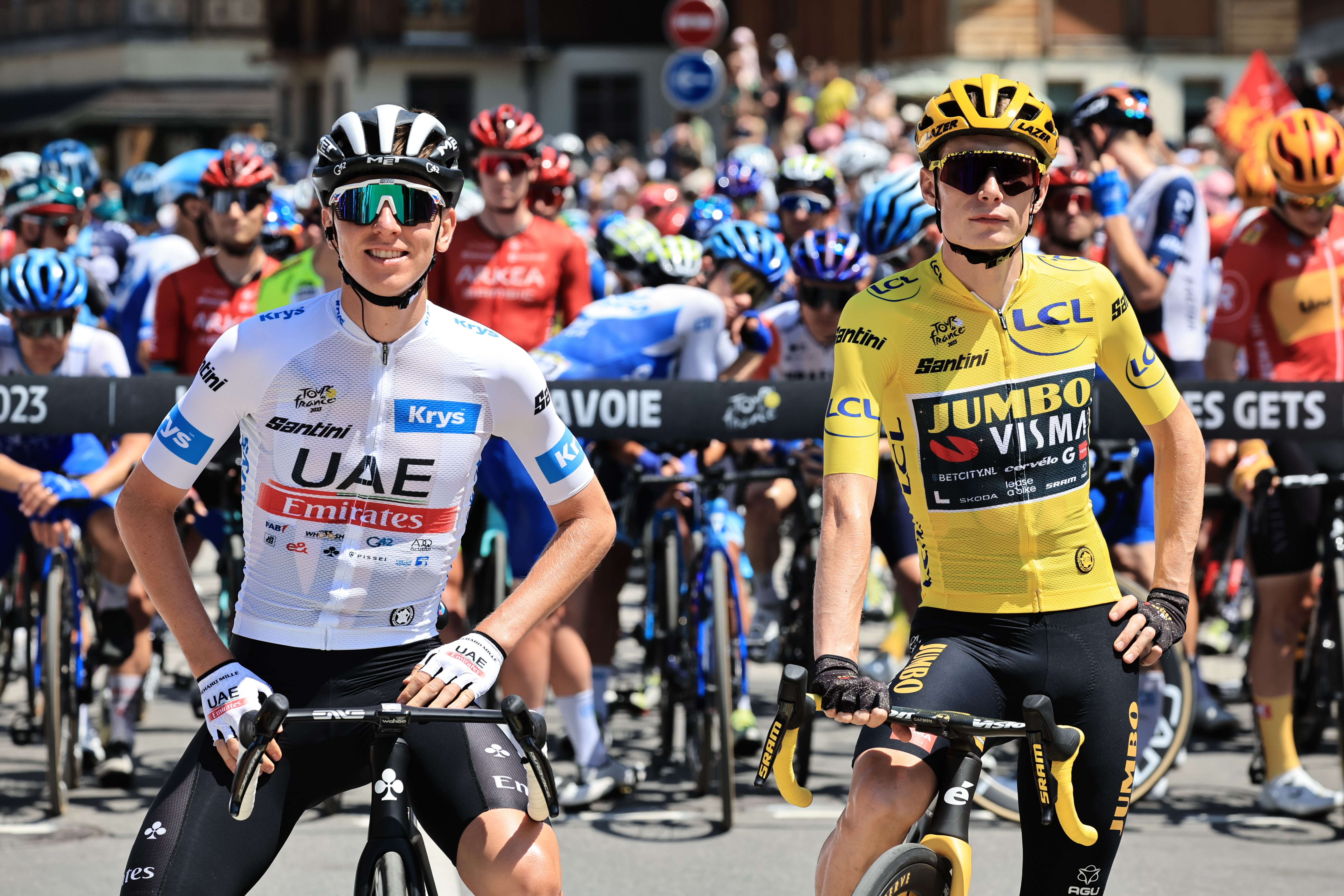 Les Gets Les Portes Du Soleil (France), 16/07/2023.- Danish rider Jonas Vingegaard (R) of team Jumbo-Visma and Slovenian rider Tadej Pogacar of team UAE Team Emirates before the 15th stage of the Tour de France 2023, over 180kms from Les Gets les Portes du Soleil to Saint-Gervais Mont-Blanc le Bettex, France, 16 July 2023. (Ciclismo, Francia, Eslovenia) EFE/EPA/CHRISTOPHE PETIT TESSON