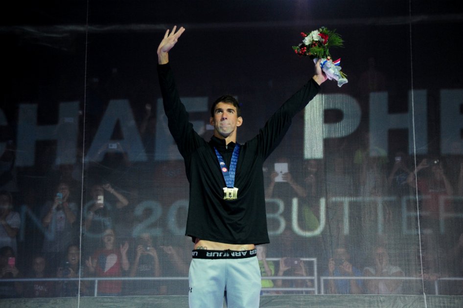 Michael Phelps con la medalla que lo acredita como ganador en las pruebas estadounidenses de 200 m mariposa. / AFP