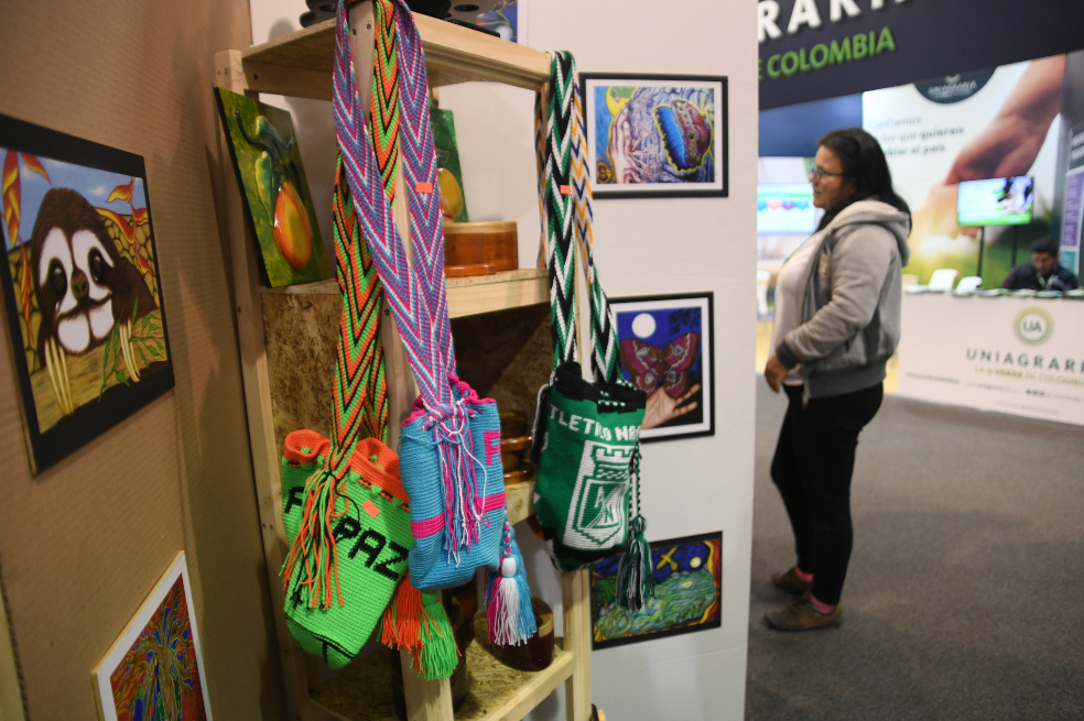 Los artesanos también hicieron parte de Agroexpo. Este es el stand de Comunarte.Cristian GaravitoCooperativa Multiactiva Frontera Sur (COMFROSURT): esta asociación se dedica ala cría de cerdos, tilapia y pan coger con carácter de autoabastecimiento. Además se tiene a producción de caña panelera, mora y lulo con capacidad de venta. Está ubicada en laNueva Área de Reincorporación de Tallambí, en Cumbal, Nariño.