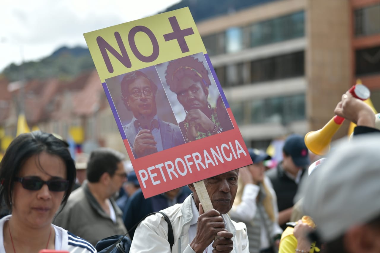 En Bogotá, los participantes se dieron cita desde la 10:00 a. m. en el Parque Nacional. La movilización se dirigió a la Plaza de Bolívar.