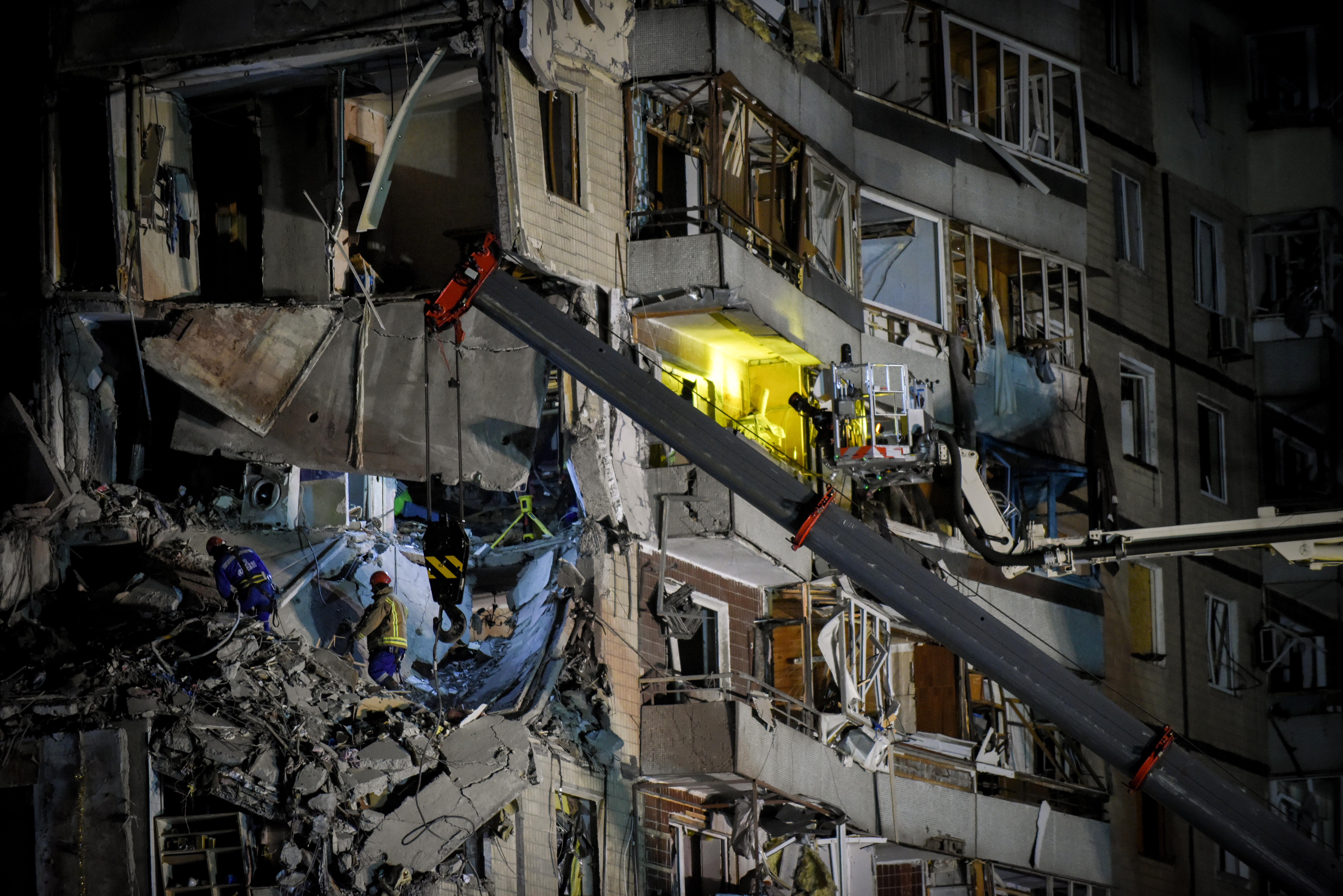 “Crimen de guerra”: versiones y rechazo por ataque a edificio residencial en Ucrania