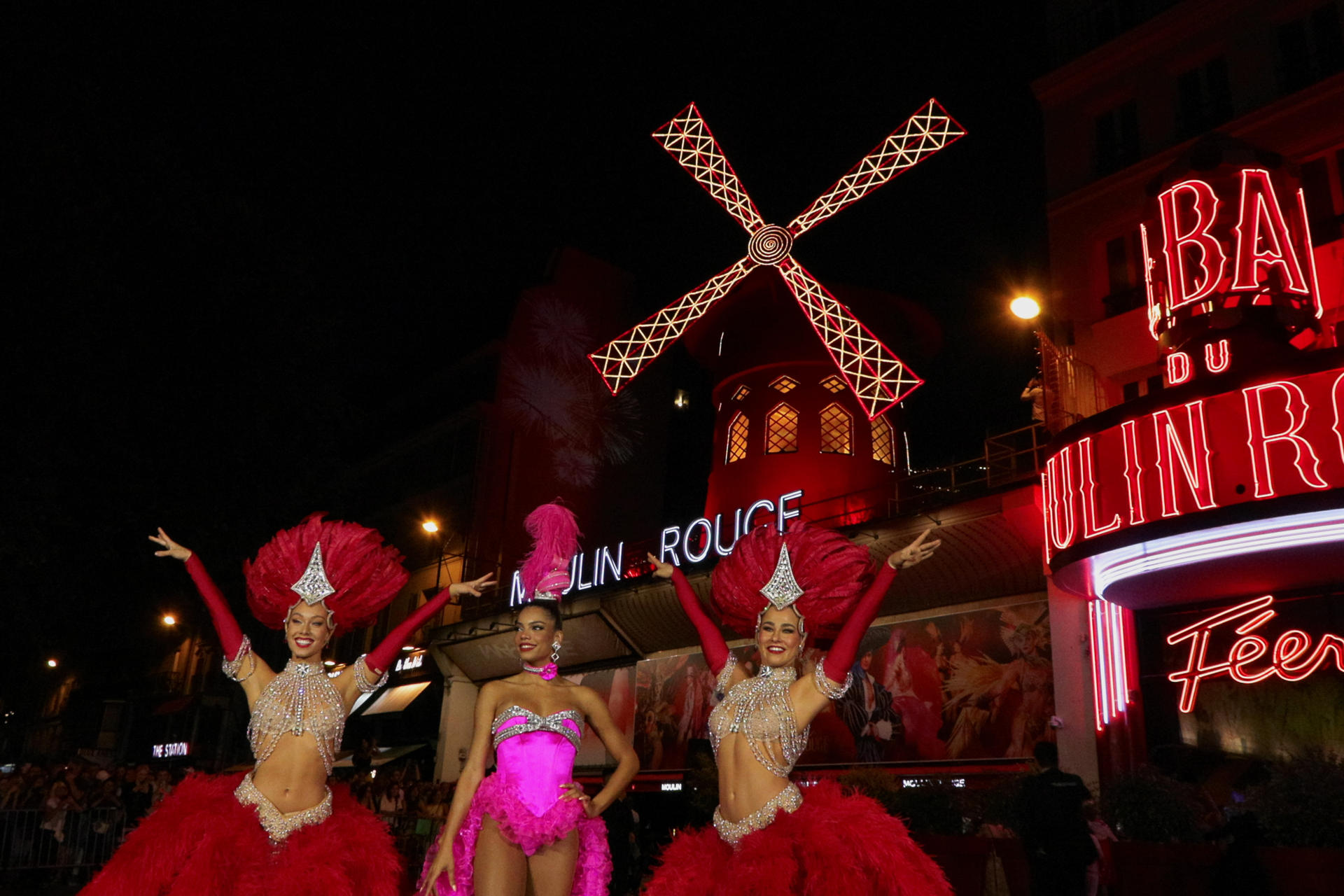 Las aspas del Moulin Rouge giran nuevamente desde este jueves en París