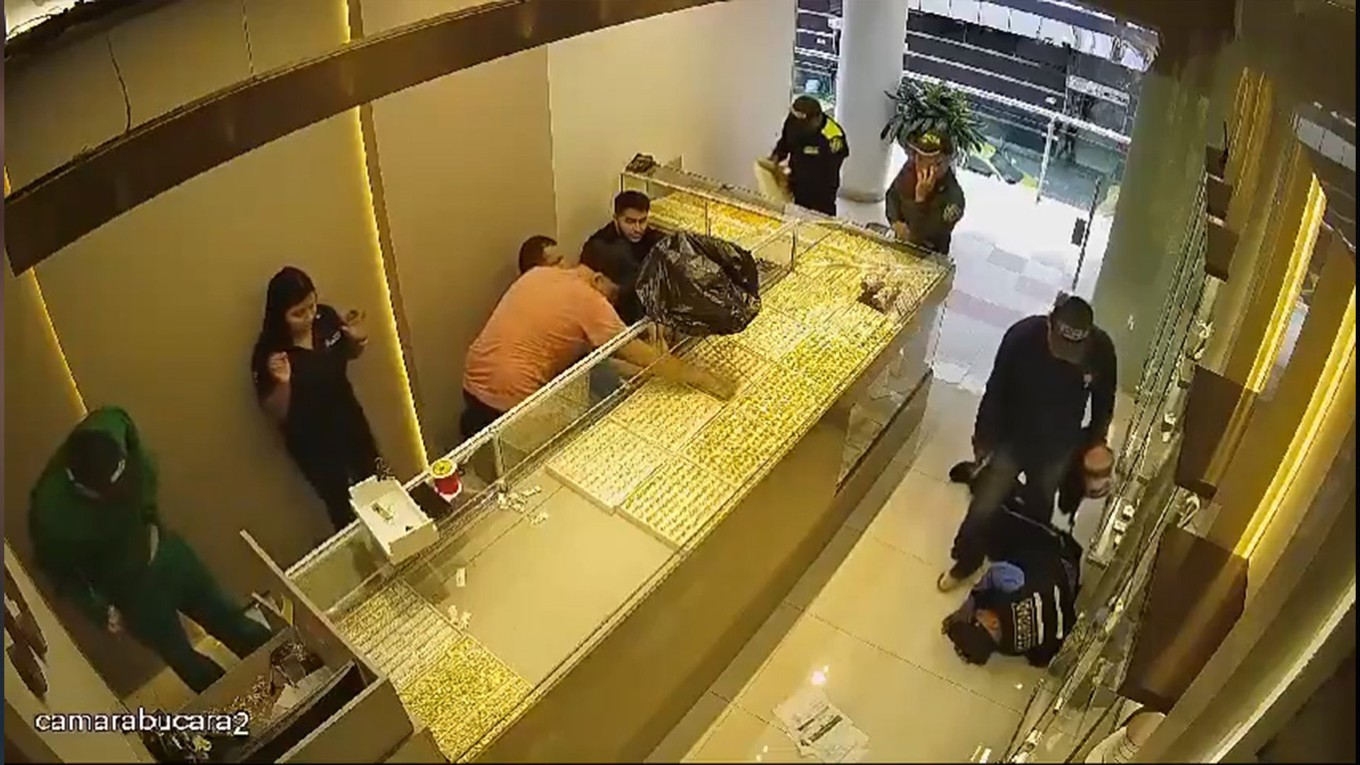 Atracadores roban vestidos de policías en centro comercial de Bucaramanga