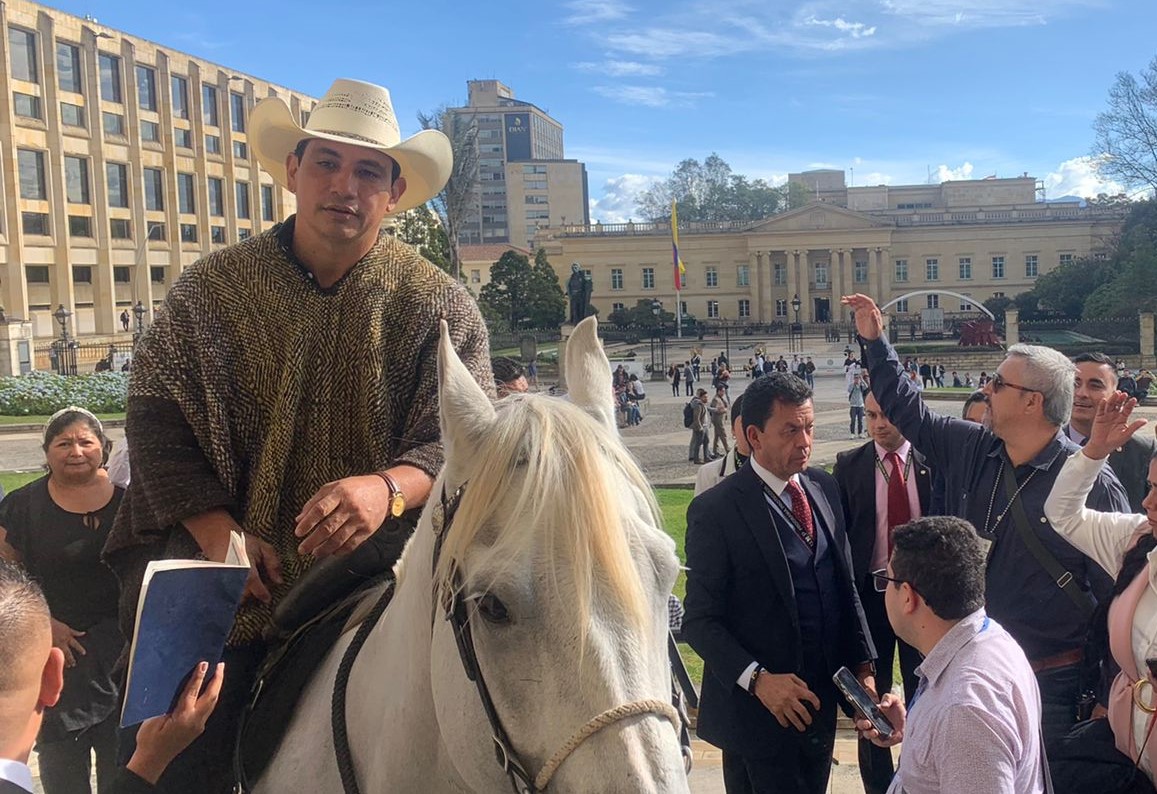 Murió ‘Pasaporte’, el caballo con el que Alirio Barrera entró al Congreso