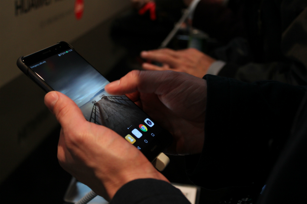 En celulares, Huawei le ‘pisa los talones’ a Samsung y Apple