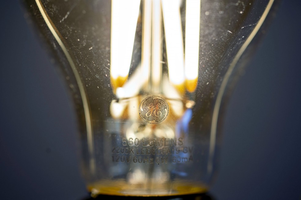 General Electric acuerda vender su unidad de iluminación comercial a AIP