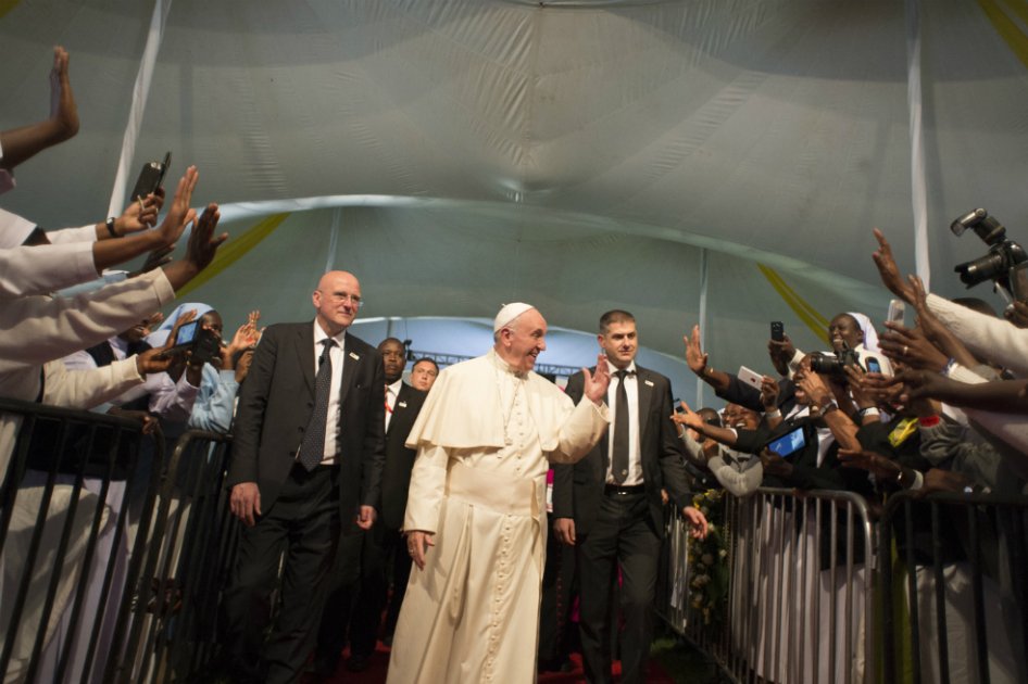 El papa Francisco recorre un suburbio de Nairobi