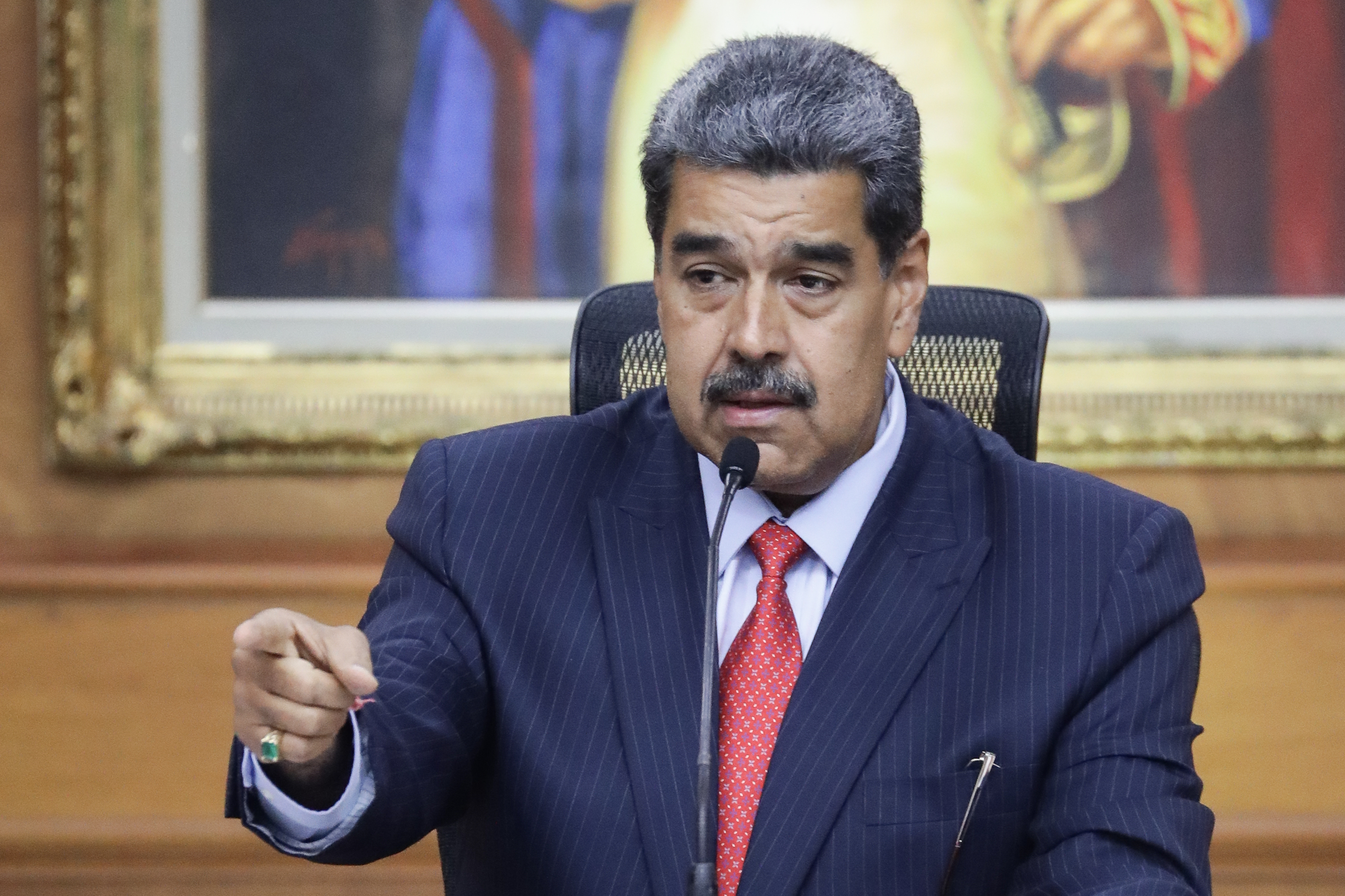 AME6910. CARACAS (VENEZUELA), 08/08/2024.- Fotografía de archivo fechada el 31 de julio de 2024 del presidente de Venezuela, Nicolás Maduro, durante una rueda de prensa en el Palacio de Miraflores en Caracas (Venezuela). El presidente de Venezuela, Nicolás Maduro, ordenó este jueves sacar de circulación la red social X, antes conocida como Twitter, durante un plazo de 10 días, para que la empresa, propiedad del magnate sudafricano Elon Musk, presente "recaudos" ante las autoridades del país caribeño. EFE/ Ronald Peña R.