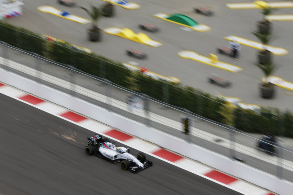 El piloto brasileño Felipe Massa dirige su monoplaza durante la sesión de entrenamientos libres en el circuito Sochi Autodrom (Rusia). / EFE